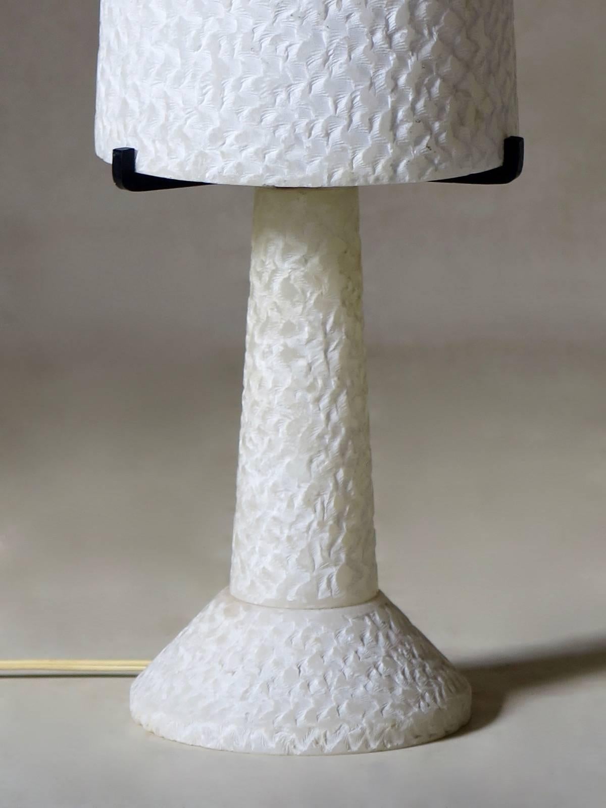 Textured Alabaster Table Lamp, France, circa 1950s In Good Condition In Isle Sur La Sorgue, Vaucluse