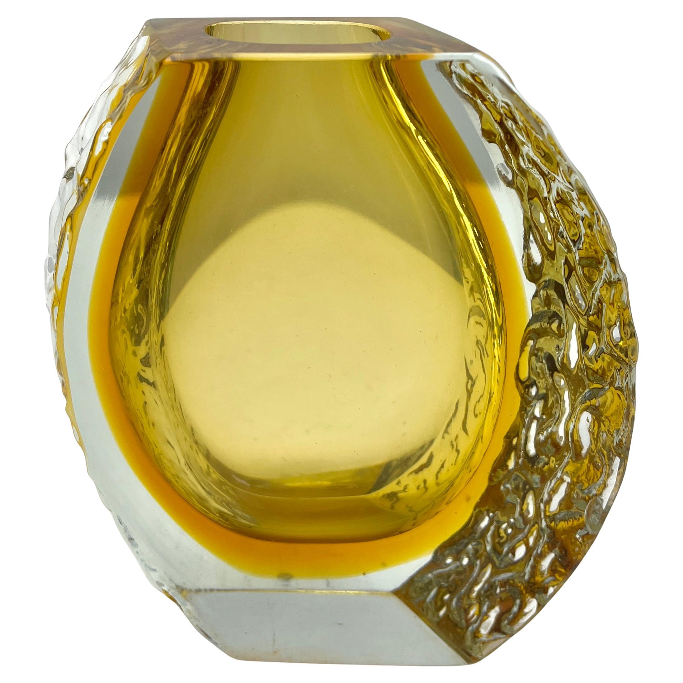 Sobre:
Jarrón de cristal de Murano Sommerso amarillo hielo, texturado y facetado, de Alessandro Mandruzzato.

¡La pieza está en excelente estado y es una auténtica belleza!
Medidas: 
Altura 14 cm
Anchura 12 cm
Profundidad 4.5 cm.

No dudes en