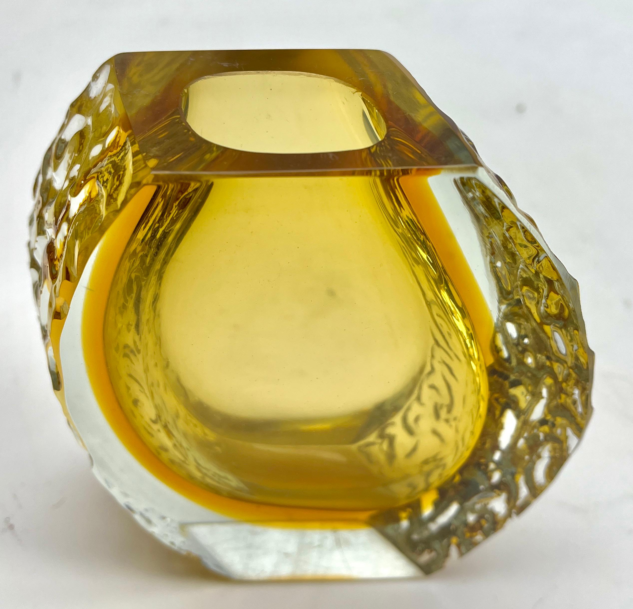 Sommerso de Murano Texturado y Facetado  Alessandro Mandruzzato Jarrón de cristal helado mediados del siglo XX en venta