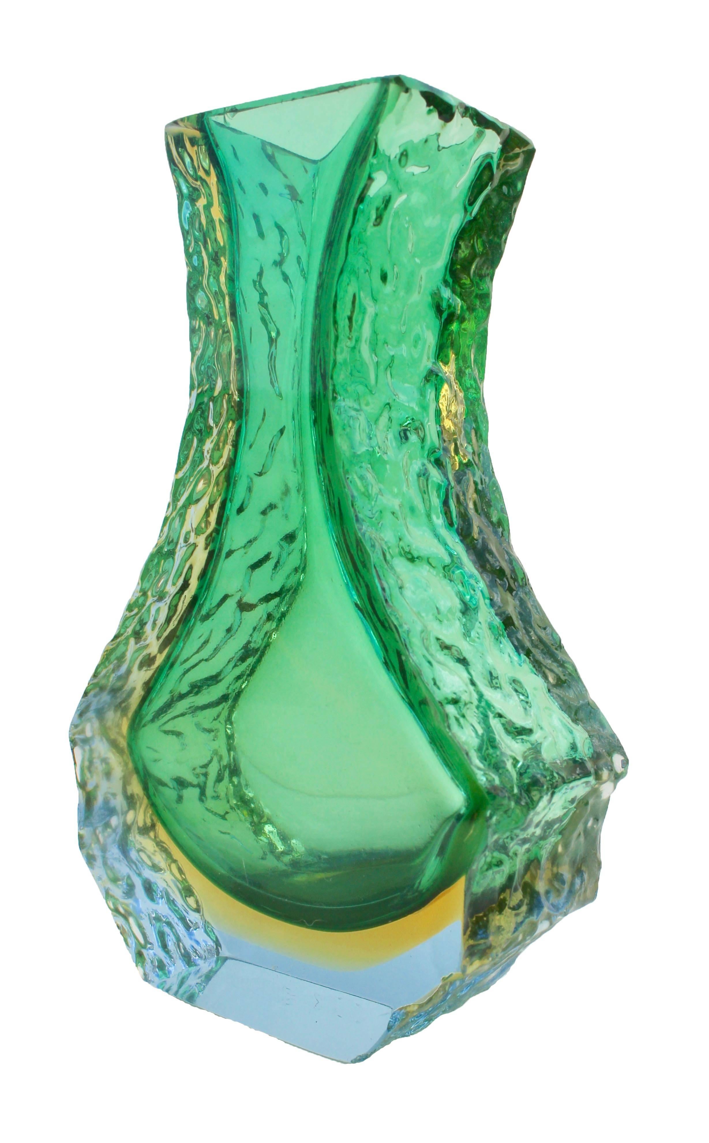 Textured and Faceted Murano Sommerso Green and Yellow Ice Glass Vase In Good Condition In Verviers, BE