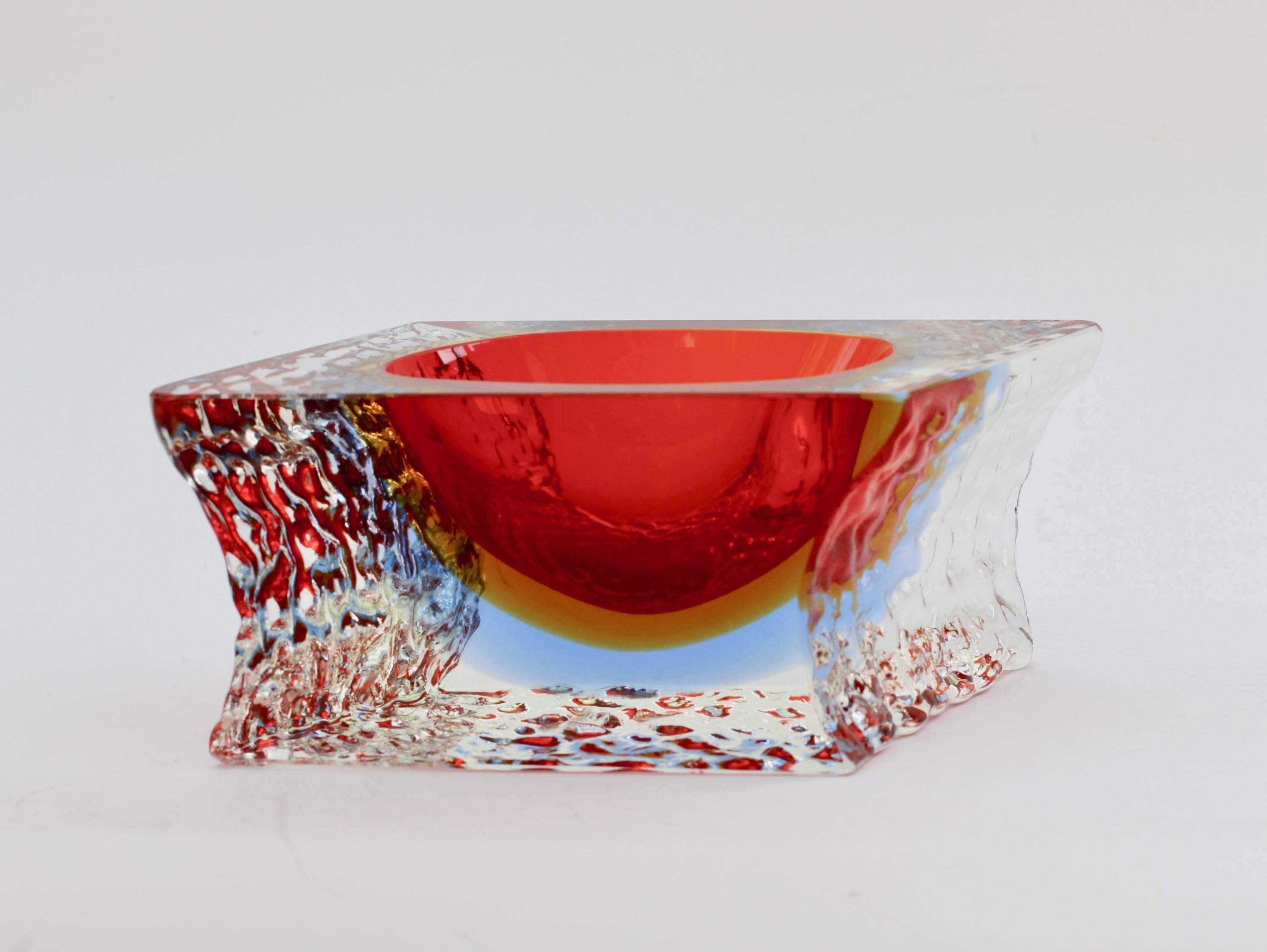 Mid-Century Modern Textured and Faceted Murano Sommerso Ice Glass Bowl Attributed to Mandruzzato For Sale