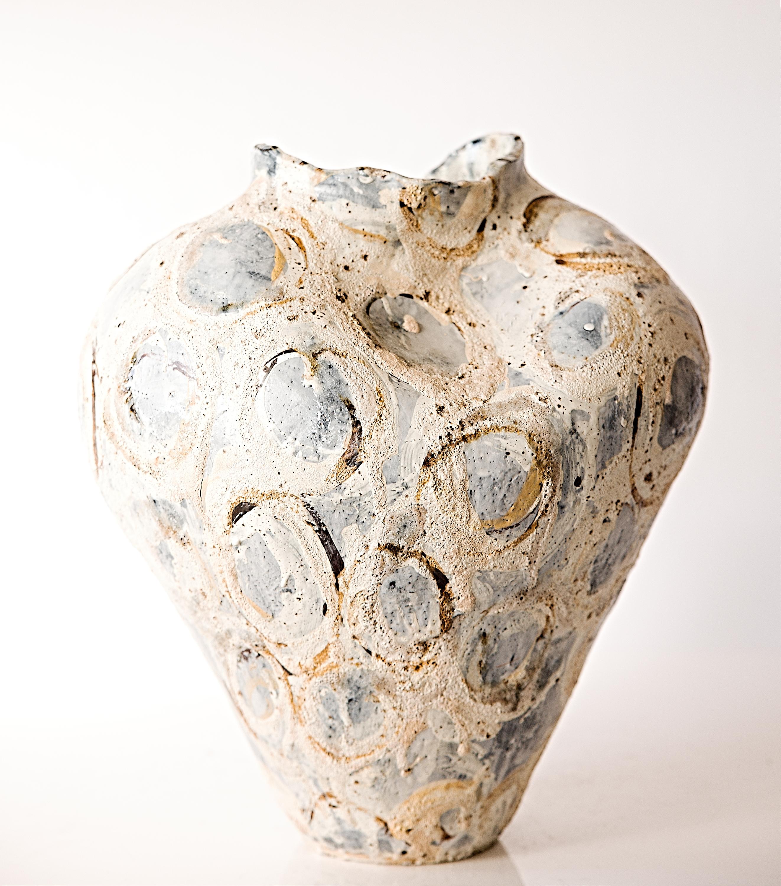 Novità degli Studio A per l'autunno 2025... un passo indietro alle navi a pennello del 2020... questo  è la serie Artifact di vasi scolpiti a mano. Ogni pezzo, realizzato nel nostro studio di Los Angeles, è unico e presenta una miscela distinta di