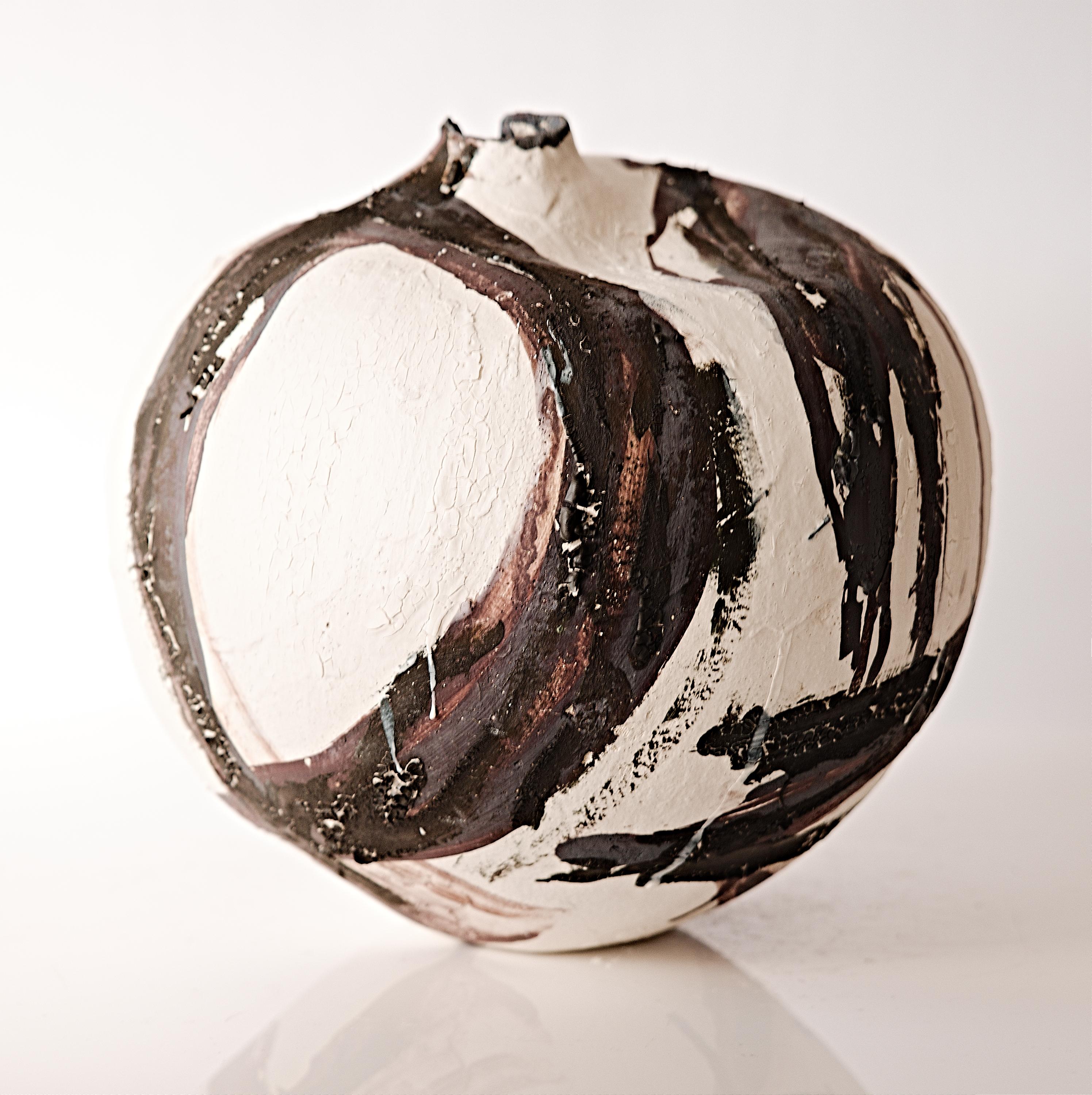 Novità degli Studio A per l'autunno 2025... un passo indietro alle navi a pennello del 2020... questo  è la serie Artifact di vasi scolpiti a mano. Ogni pezzo, realizzato nel nostro studio di Los Angeles, è unico e presenta una miscela distinta di