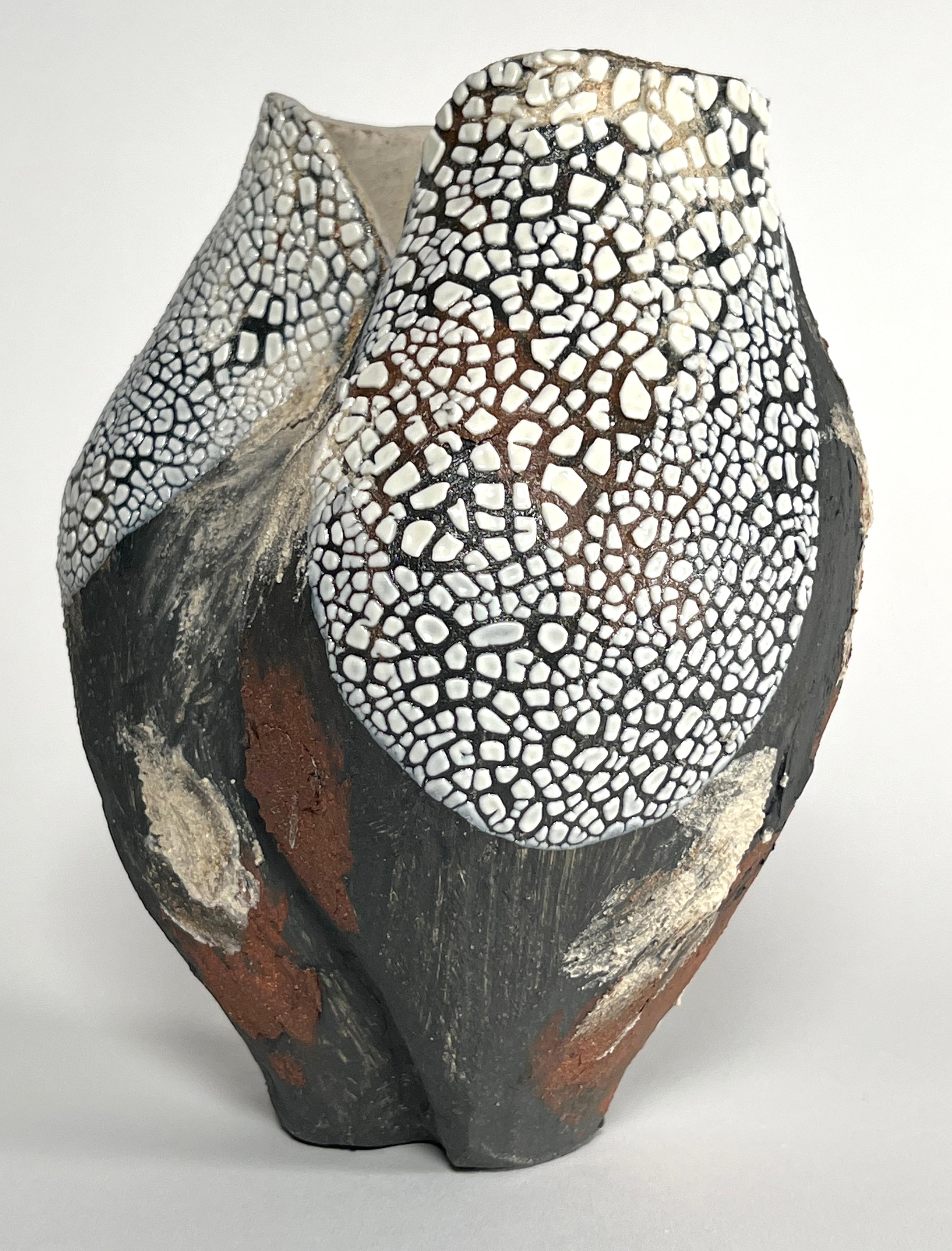 Americano Vaso in ceramica nera multi strutturata - Lost Quarry - Artigianato organico moderno in vendita