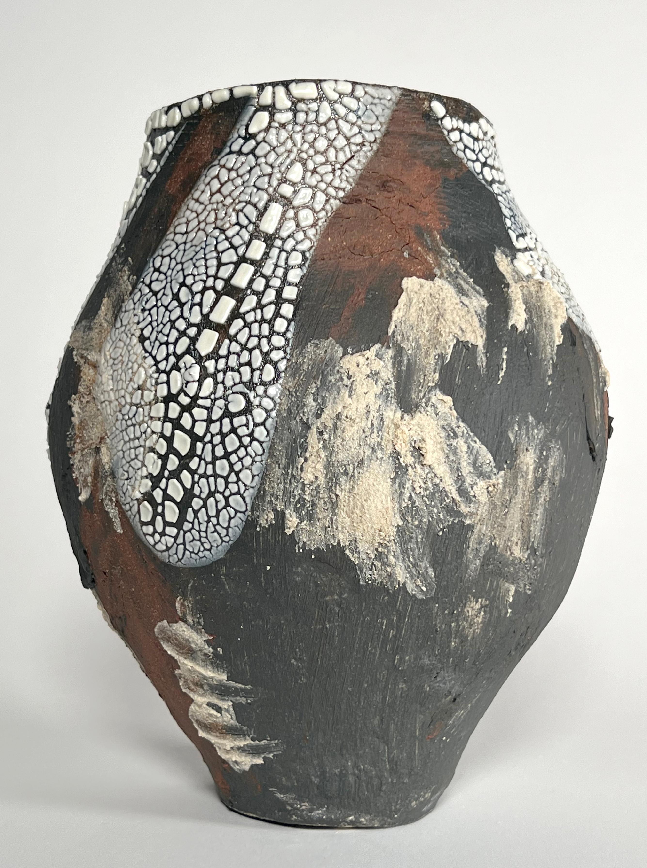 Smaltato Vaso in ceramica nera multi strutturata - Lost Quarry - Artigianato organico moderno in vendita