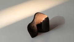 Portacandela medio in ceramica scultorea nera con finitura ruvida di Maku Ceramic