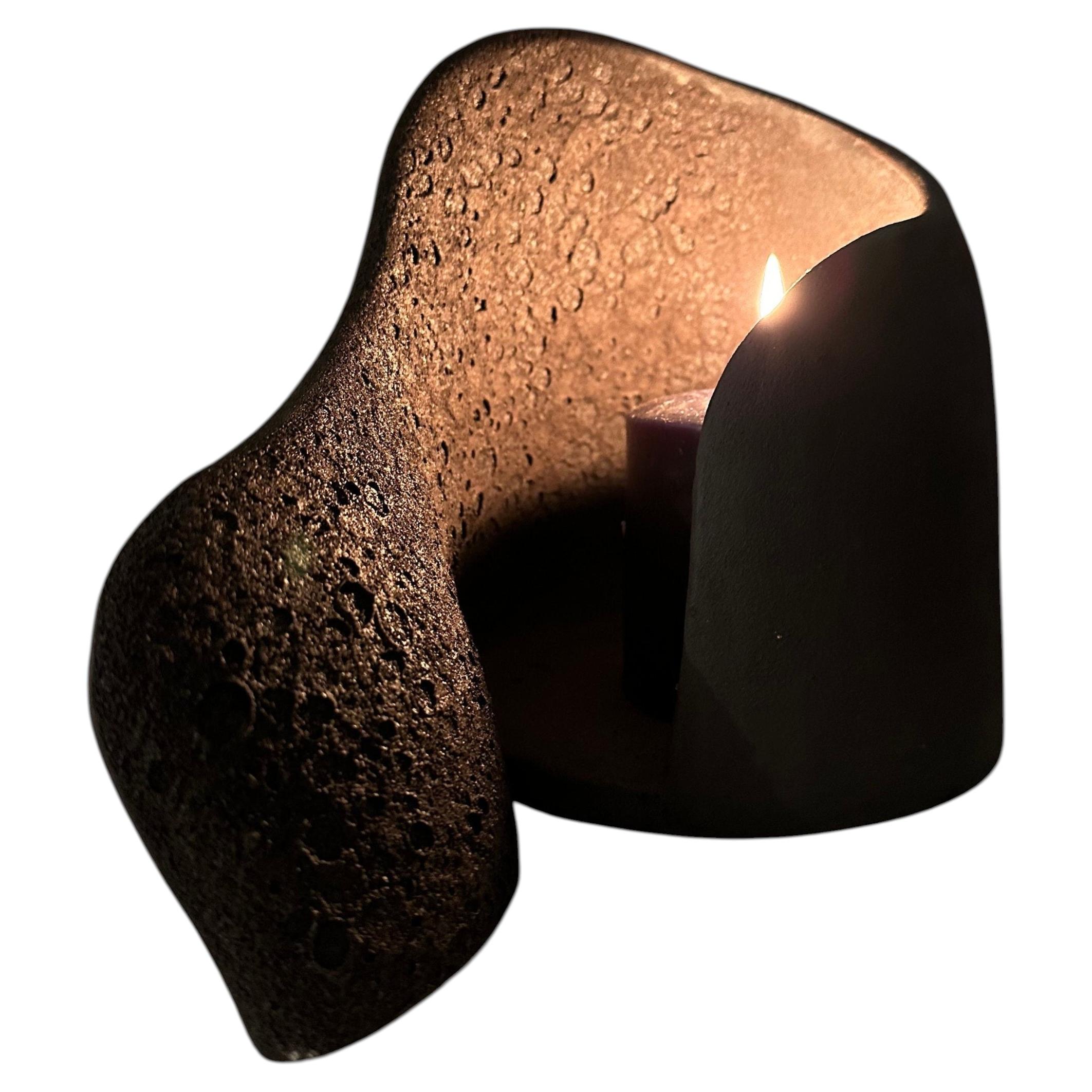 Portacandela medio in ceramica scultorea nera con finitura ruvida di Maku Ceramic
