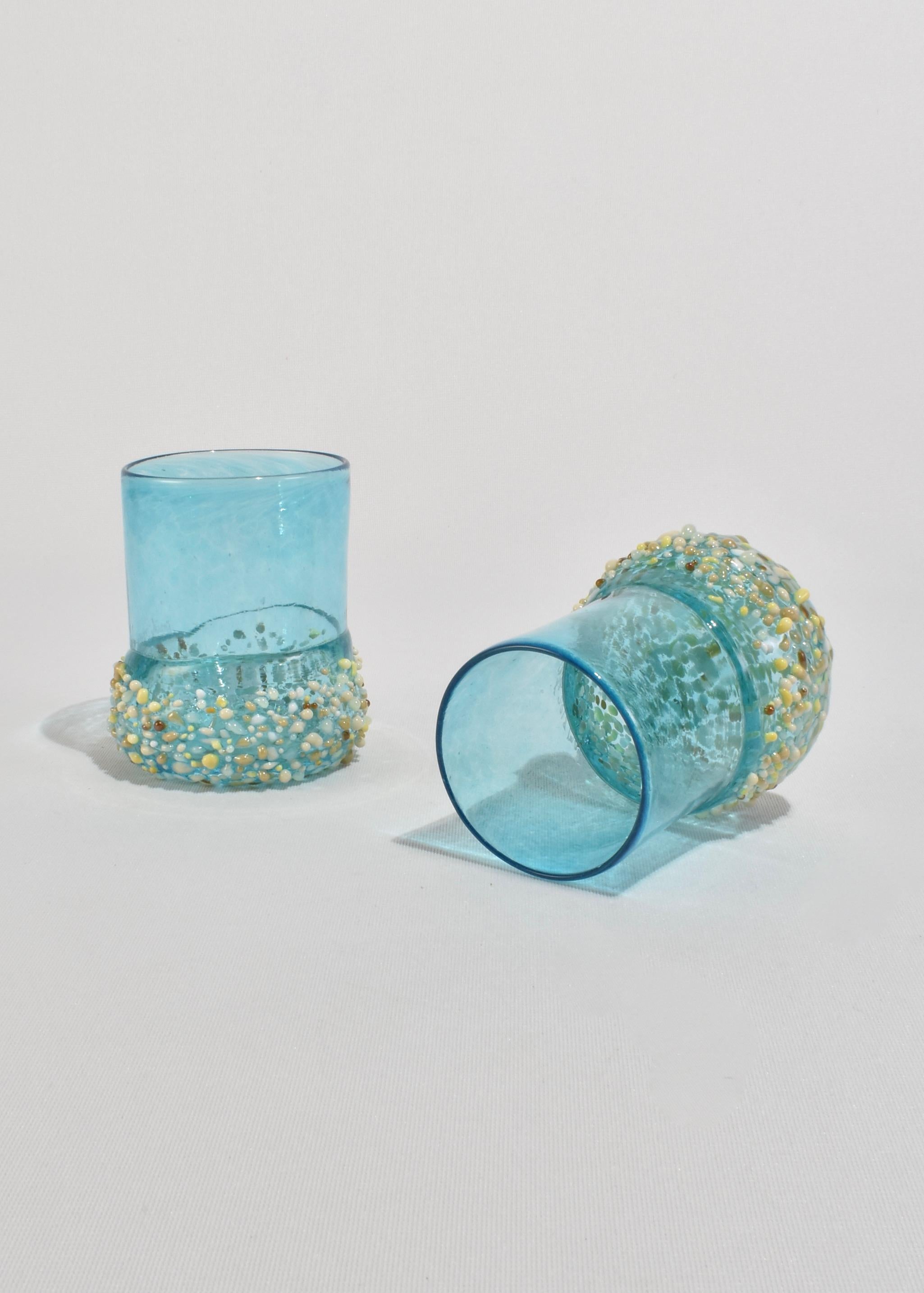 Wunderschönes Set aus mundgeblasenem Glas in Aqua mit strukturierten Glasapplikationen am Boden. Unleserliche geätzte Signatur mit dem Datum 2018 Maui.