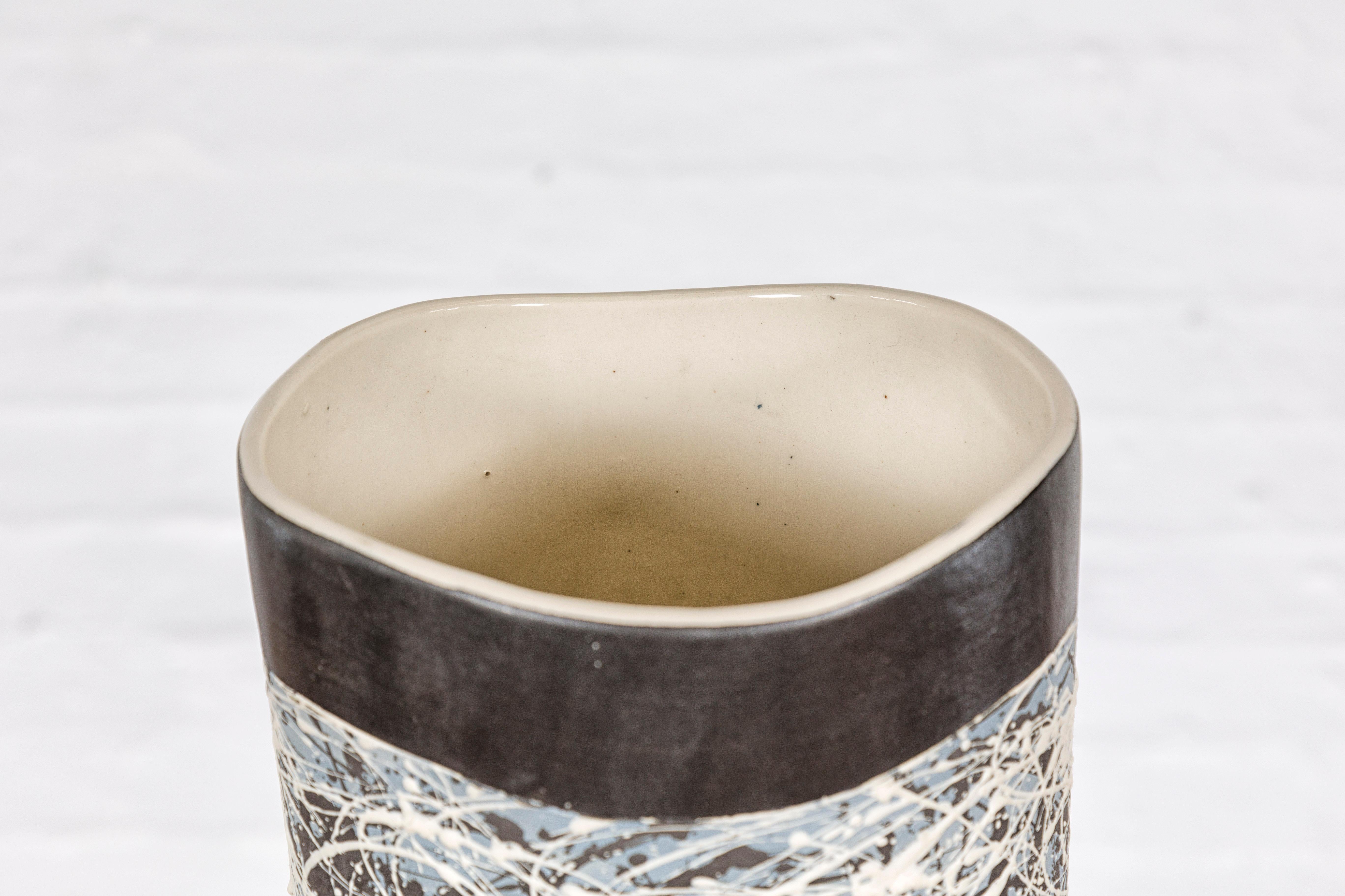 Vaso in ceramica con macchie blu, grigie, bianche, marroni e nere in vendita 5