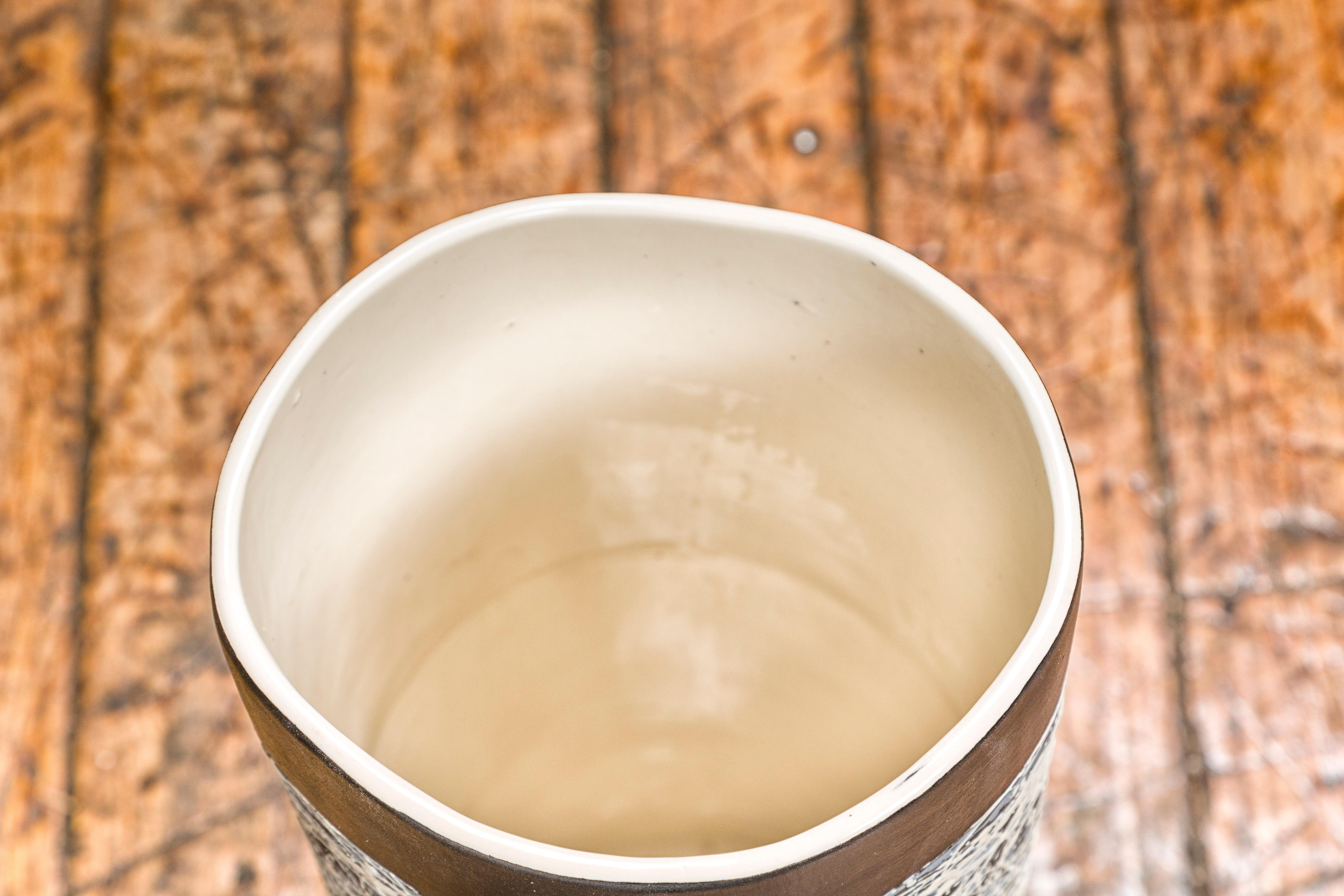 Vaso in ceramica con macchie blu, grigie, bianche, marroni e nere in vendita 10