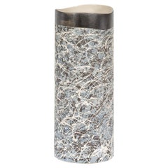 Vase en céramique texturé gris bleu, blanc, Brown et noir éclaboussé