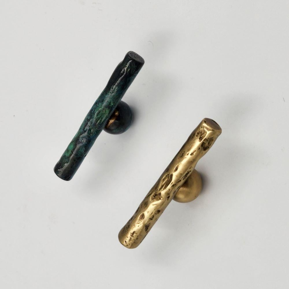Cotto in fornace Cassetto in ottone testurizzato Pull  12 cm x Ø 1,2 cm in vendita