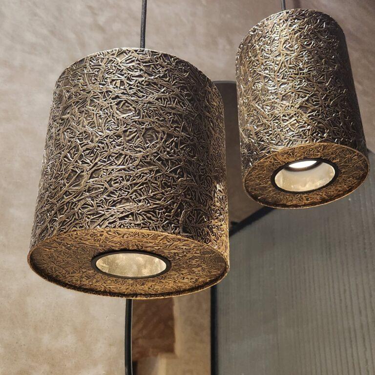 XXIe siècle et contemporain Suspension en laiton texturé - Victor, ensemble de deux éléments en vente