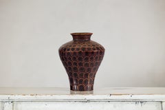 Jarrón de cerámica esmaltada marrón con textura y dibujo de piel de serpiente