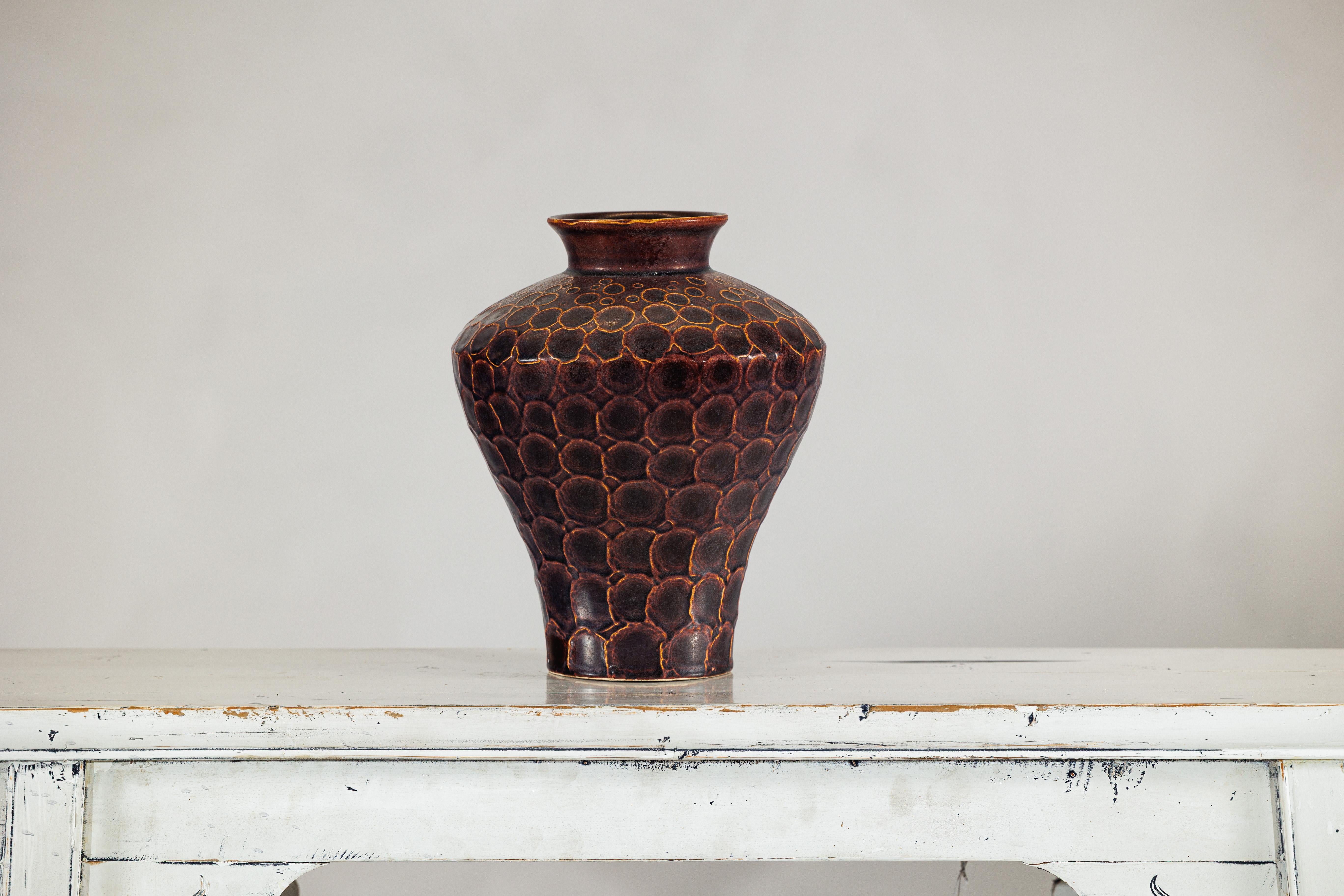 Vaso in ceramica smaltata marrone con motivo a pelle di serpente In condizioni buone in vendita a Yonkers, NY