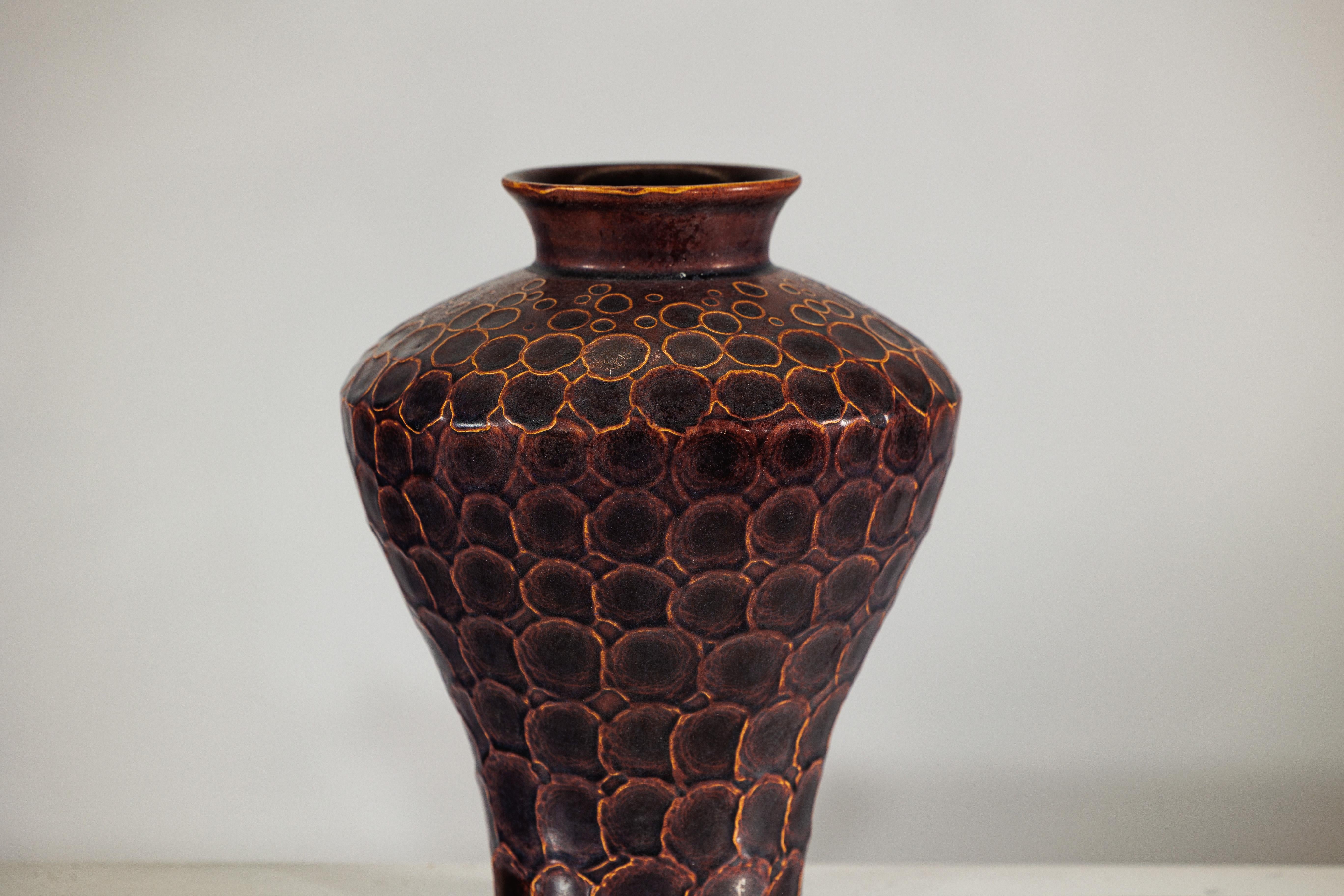 XX secolo Vaso in ceramica smaltata marrone con motivo a pelle di serpente in vendita