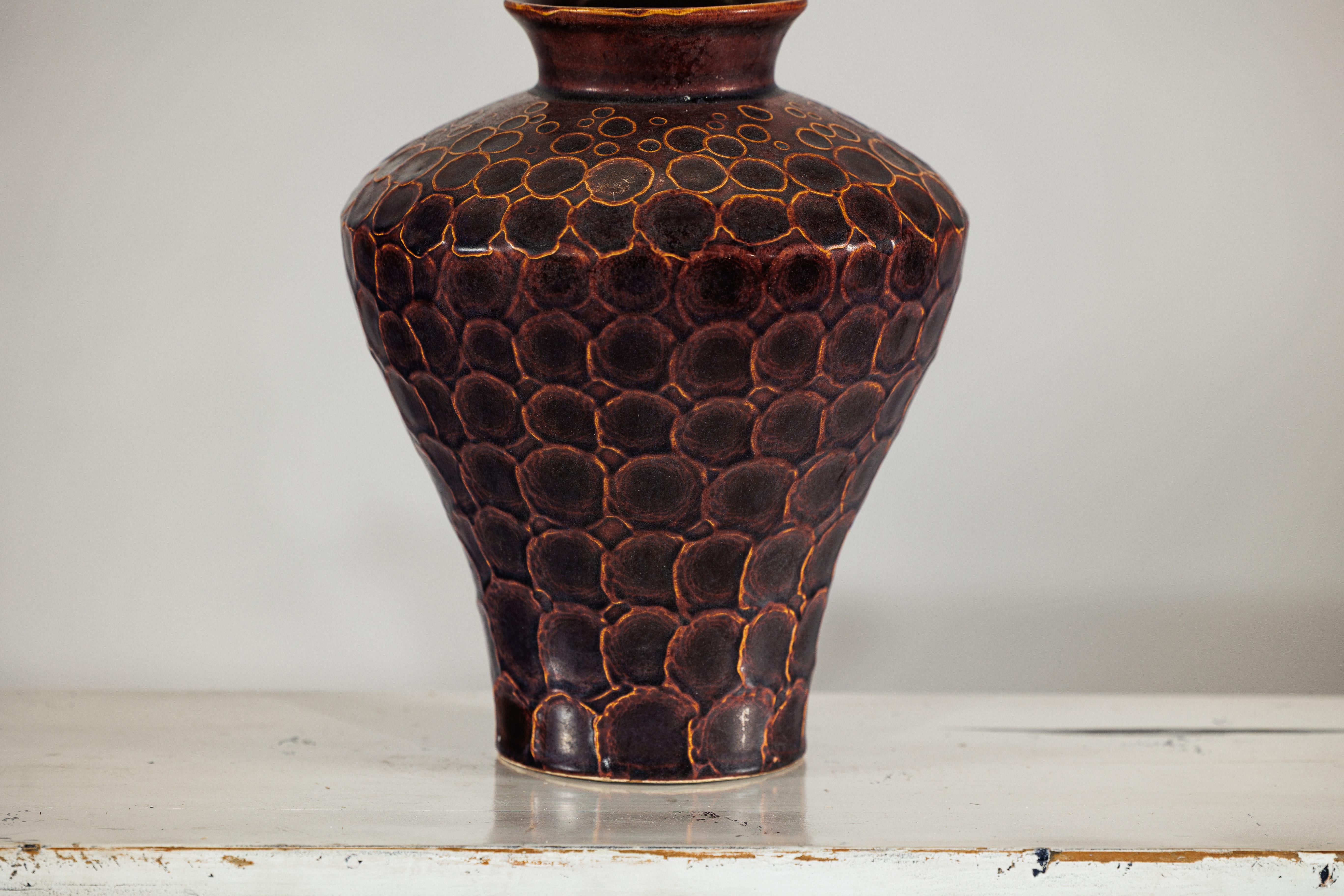 Ceramica Vaso in ceramica smaltata marrone con motivo a pelle di serpente in vendita