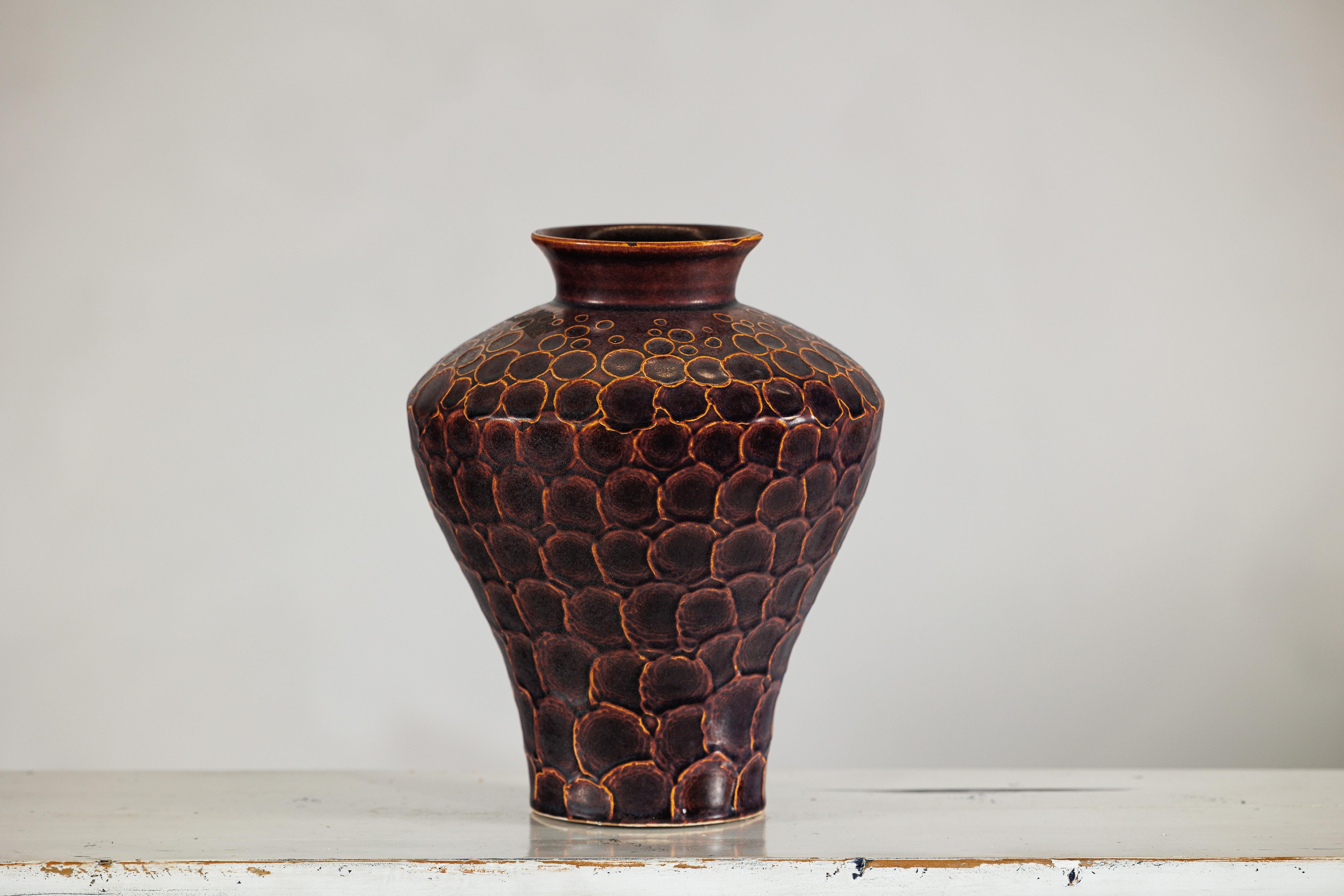 Vaso in ceramica smaltata marrone con motivo a pelle di serpente in vendita 1