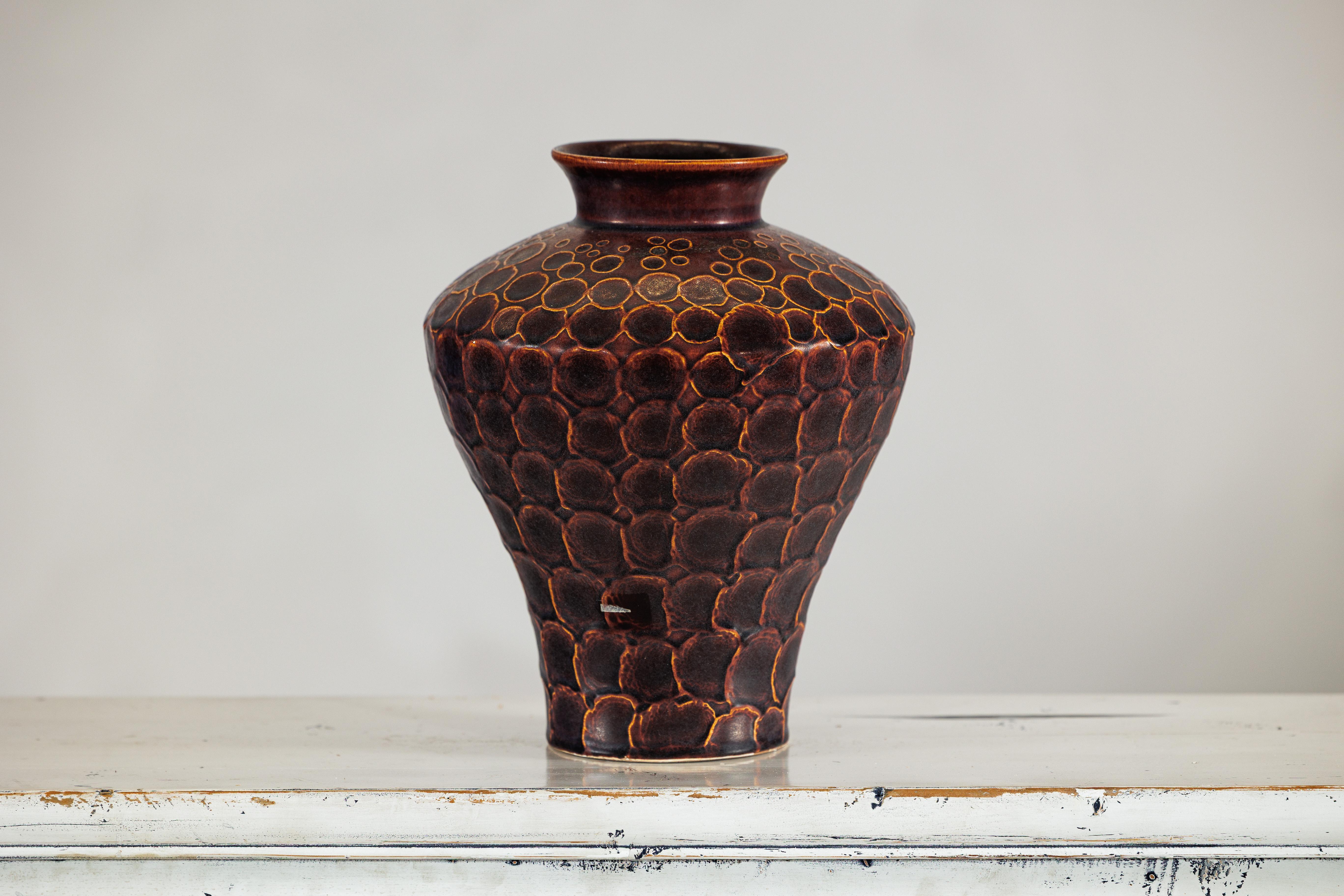 Vaso in ceramica smaltata marrone con motivo a pelle di serpente in vendita 2