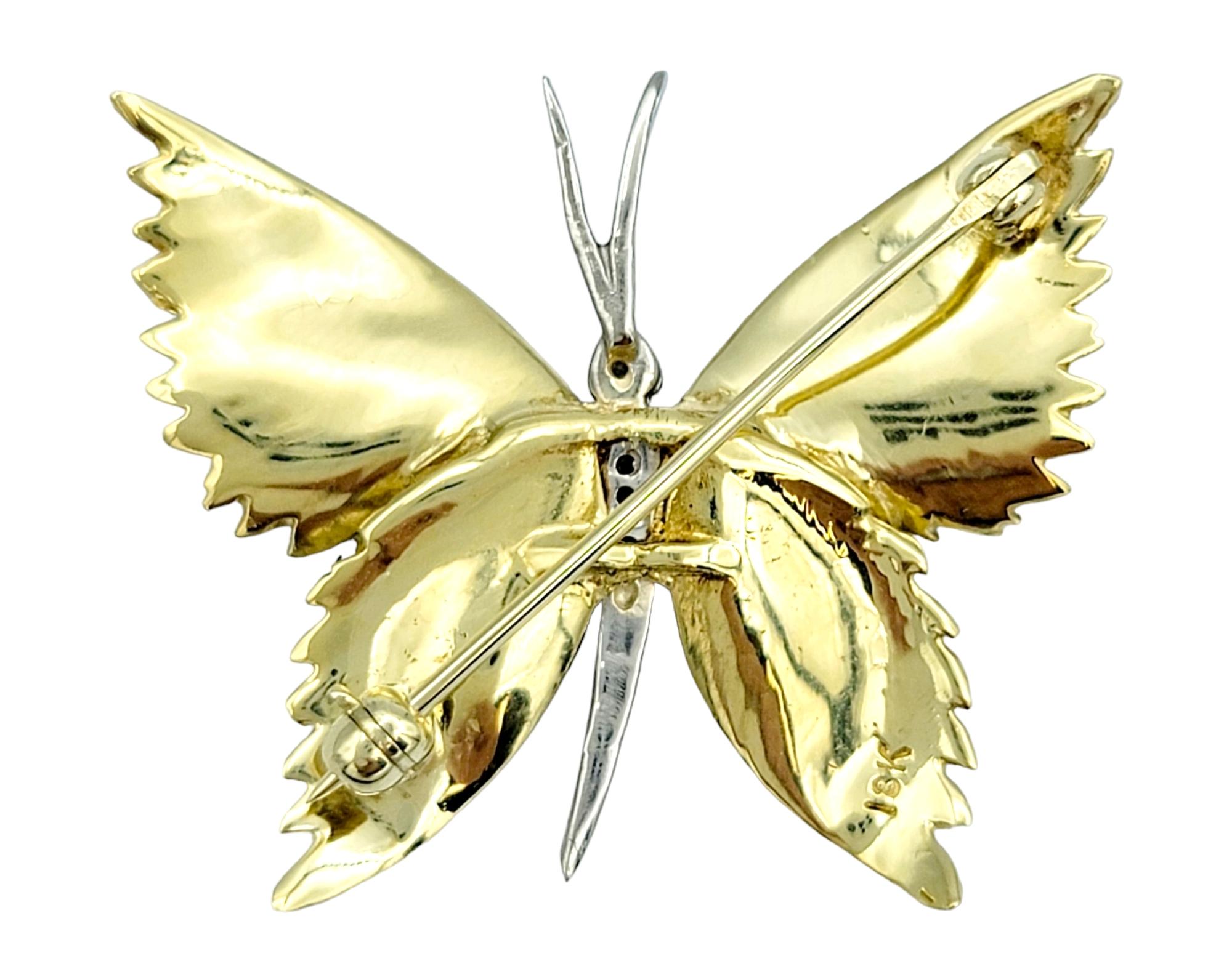 Broche/épingle papillon texturée avec diamants ronds sertis en or jaune 18 carats Bon état - En vente à Scottsdale, AZ