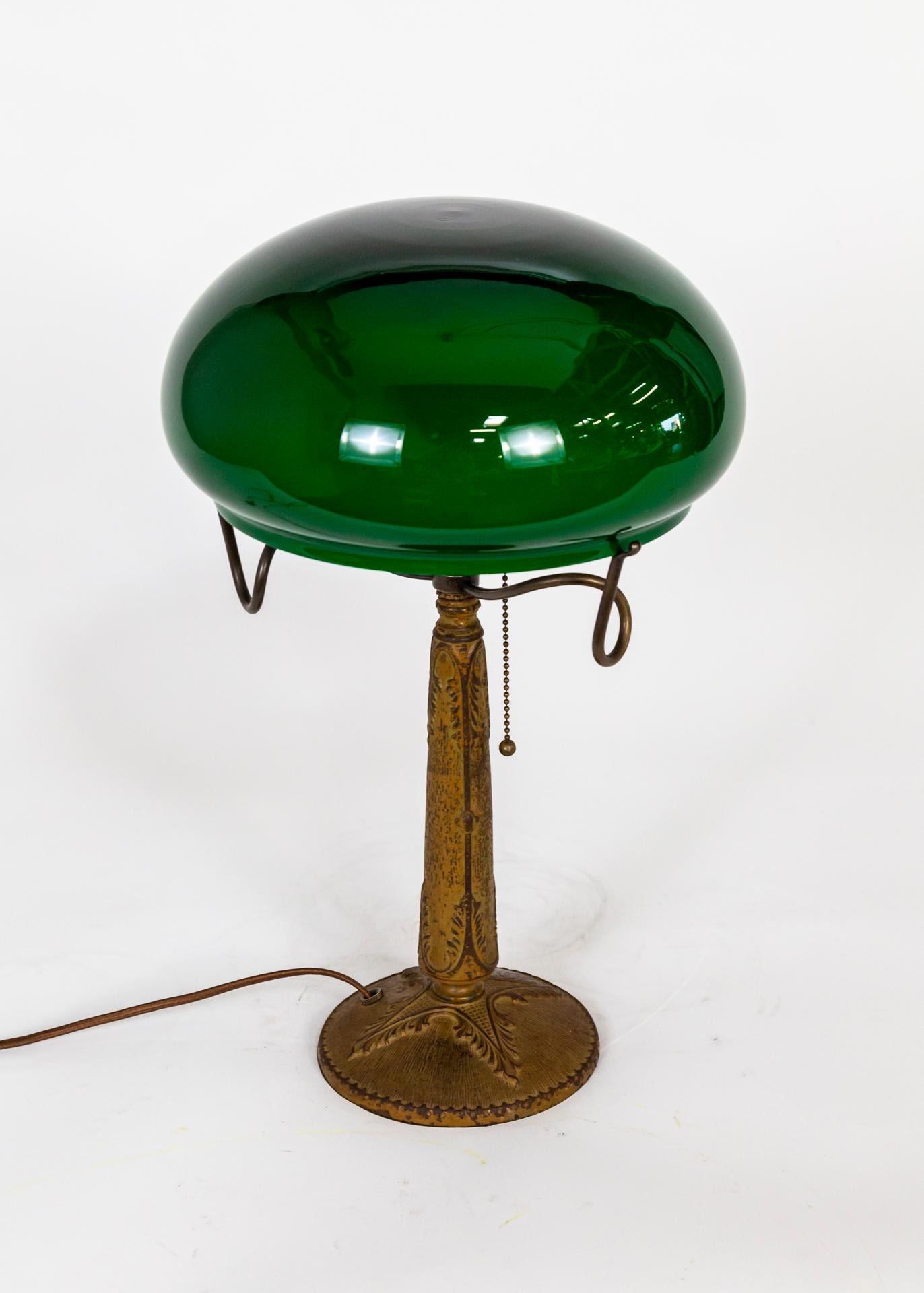 Lampe en métal moulé texturé Nouveau avec abat-jour en verre vert et support d'abat-jour en forme de boucle Bon état - En vente à San Francisco, CA