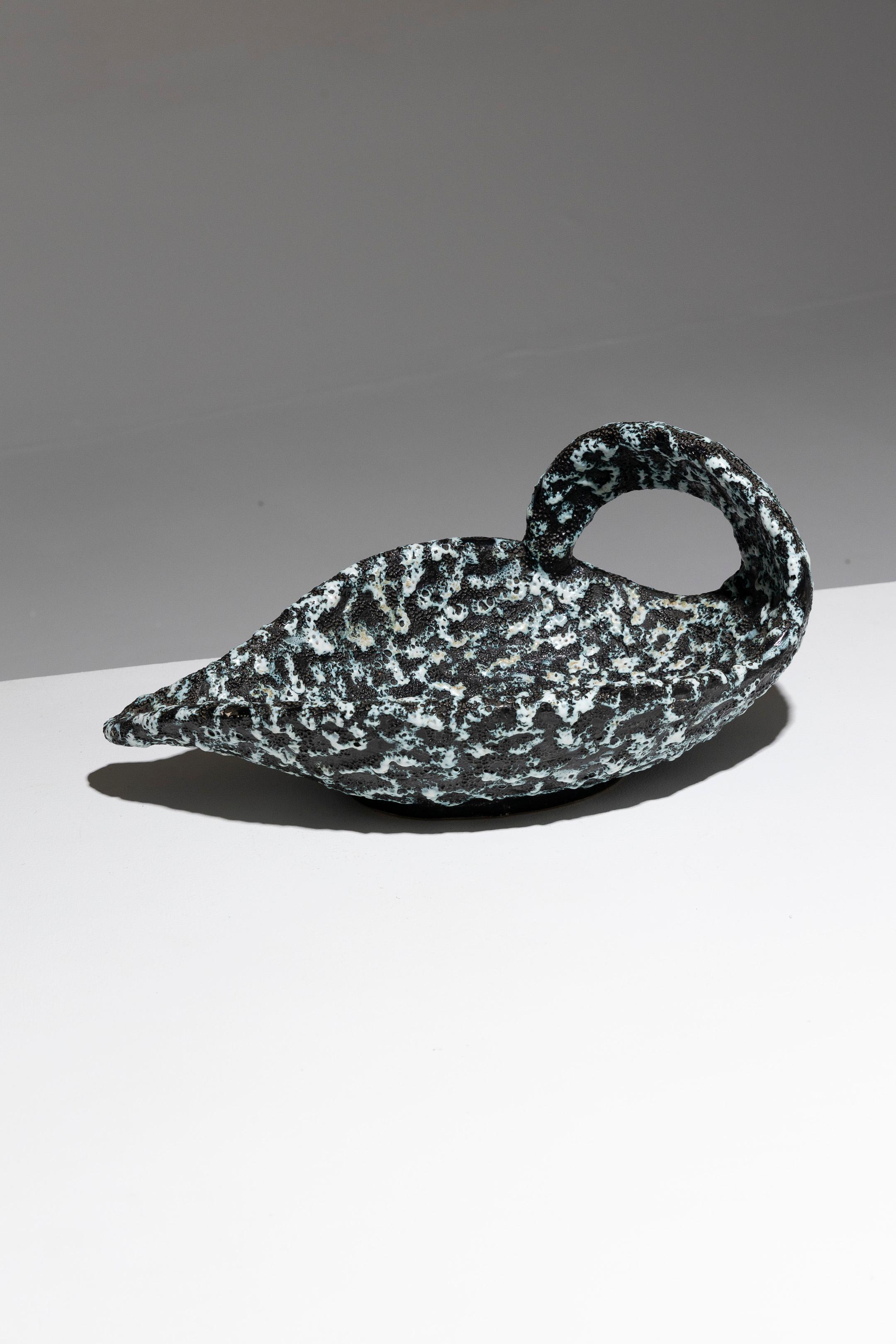 Bol en céramique texturée, fabrication Vallauris, années 1950. Forme libre évoquant un oiseau stylisé, avec un décor d'émail en couches ressemblant à de l'écume de mer. Signé 