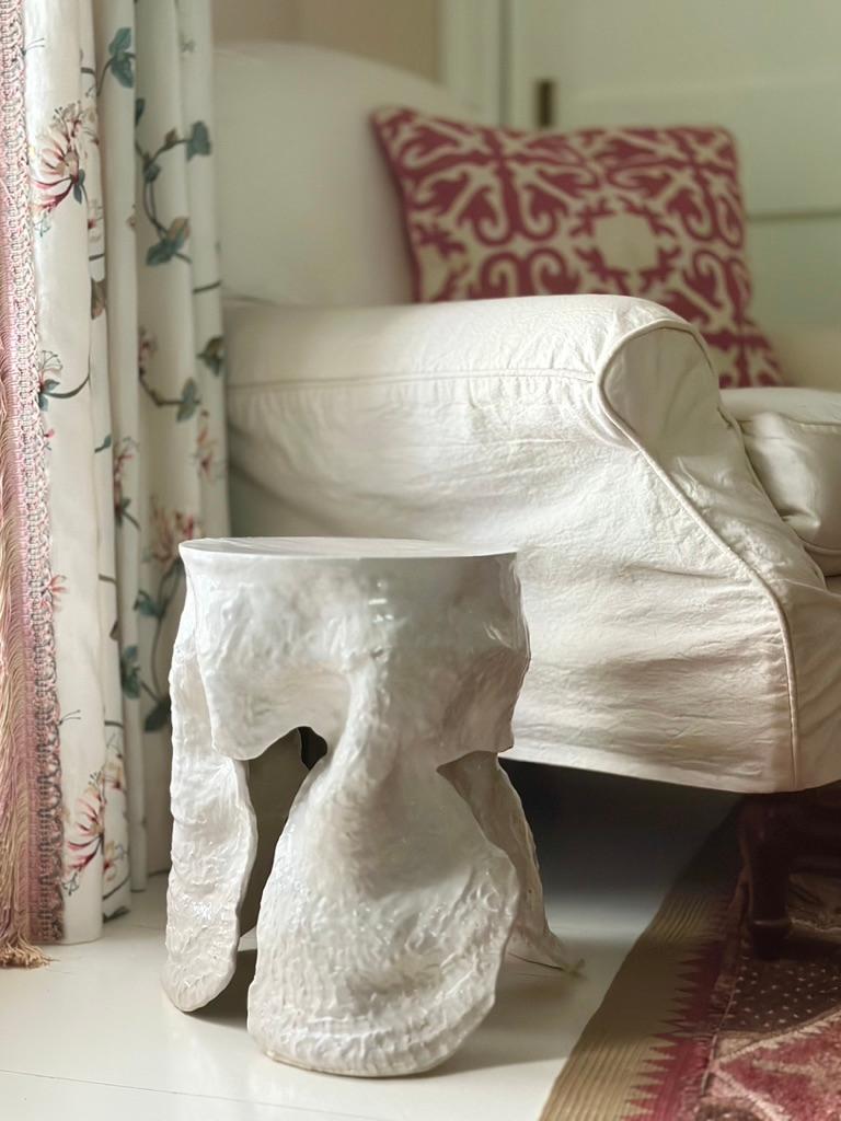 XXIe siècle et contemporain Table de cocktail en céramique texturée blanche en vente