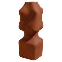 Vaso in terracotta scura fatto a mano con finitura ruvida, per l'arredamento della casa, di Maku Ceramic