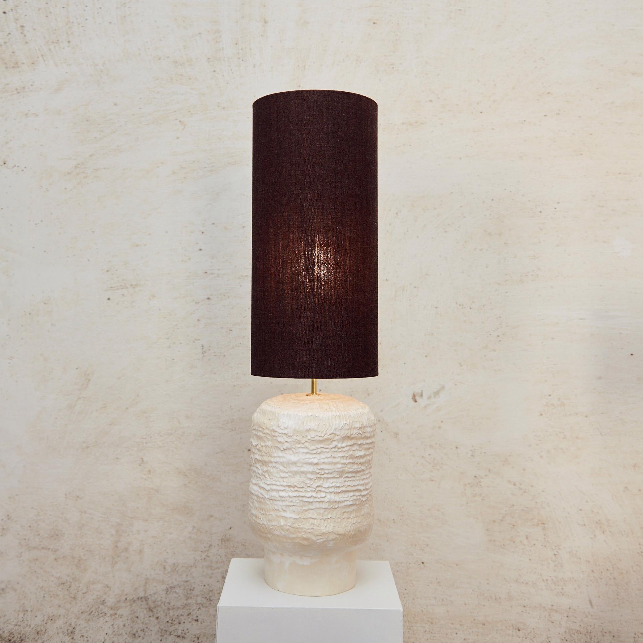 Lampe de table en céramique artisanale par project 213A.
Fabriqué dans l'atelier de céramique de la marque.

Lumière lancée en 2023 lors du Salone de Mobile à la foire Alcova de Milan dans le cadre d'une nouvelle gamme de lampes artisanales en