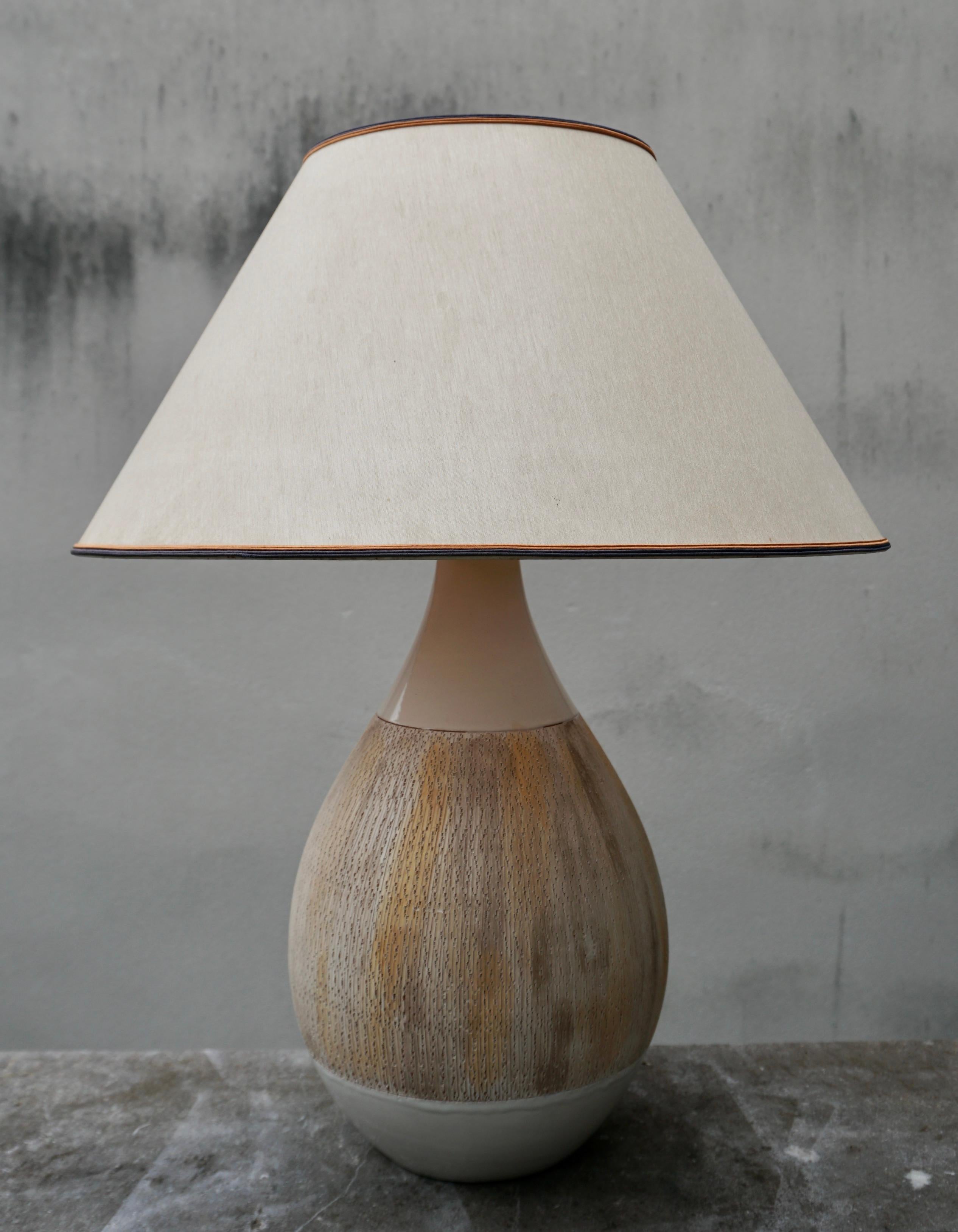 Italian table lamp in white glossy ceramic with textured ceramic.
Shade not included 
Condition: Excellent, minor surface wear.

Height base 17.3
