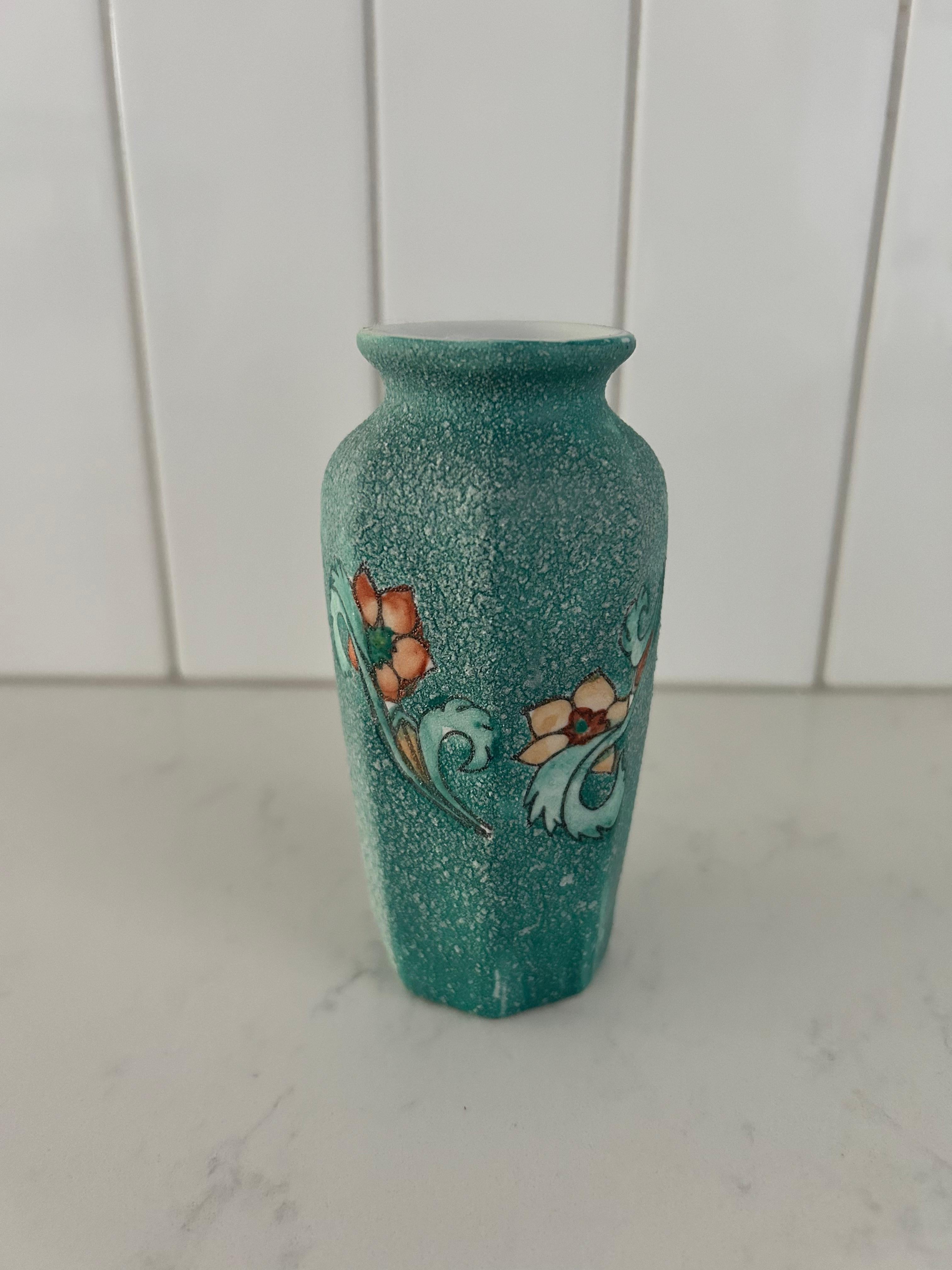 Vaso in ceramica testurizzata di ispirazione art déco realizzato da Studio A con design floreale.  Il pezzo non presenta alcun marchio di fabbrica.

Il creatore di questo vaso ha progettato questo pezzo per essere una forte rappresentazione