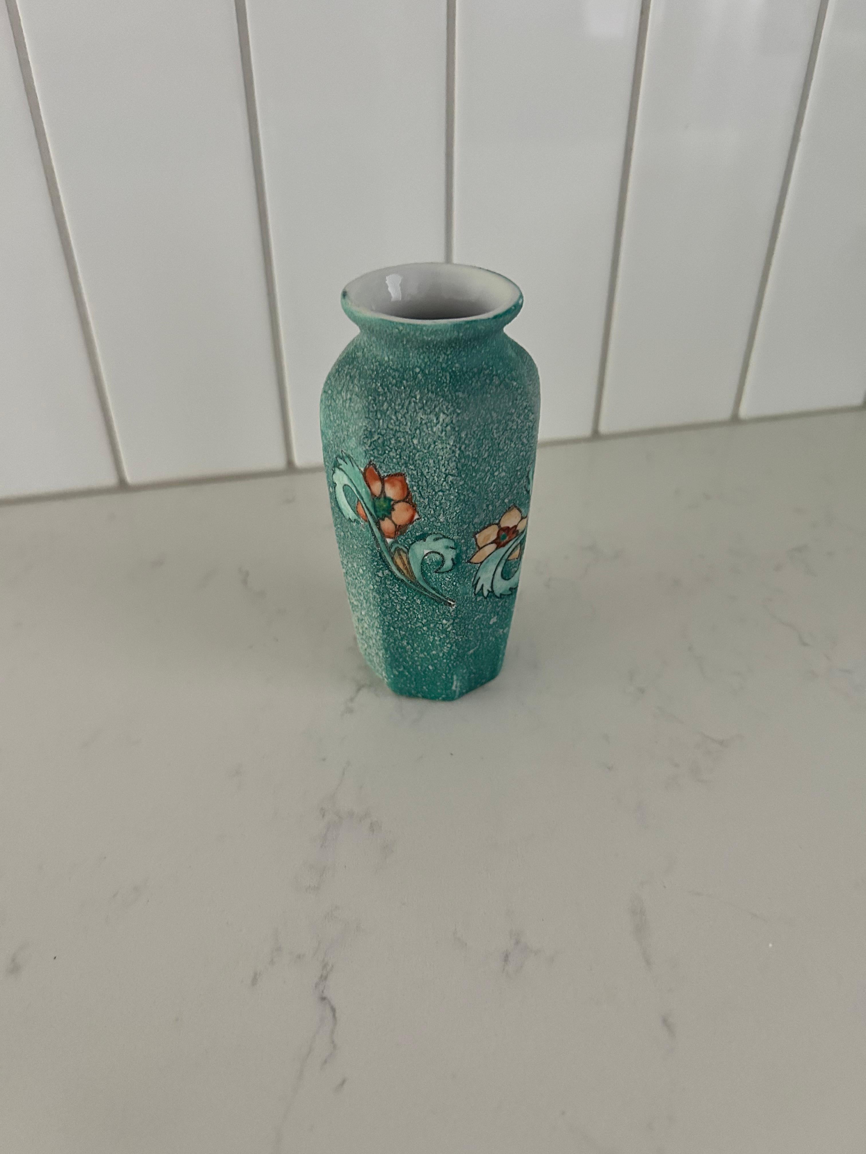 Art Déco Vaso in ceramica strutturata con design floreale in vendita