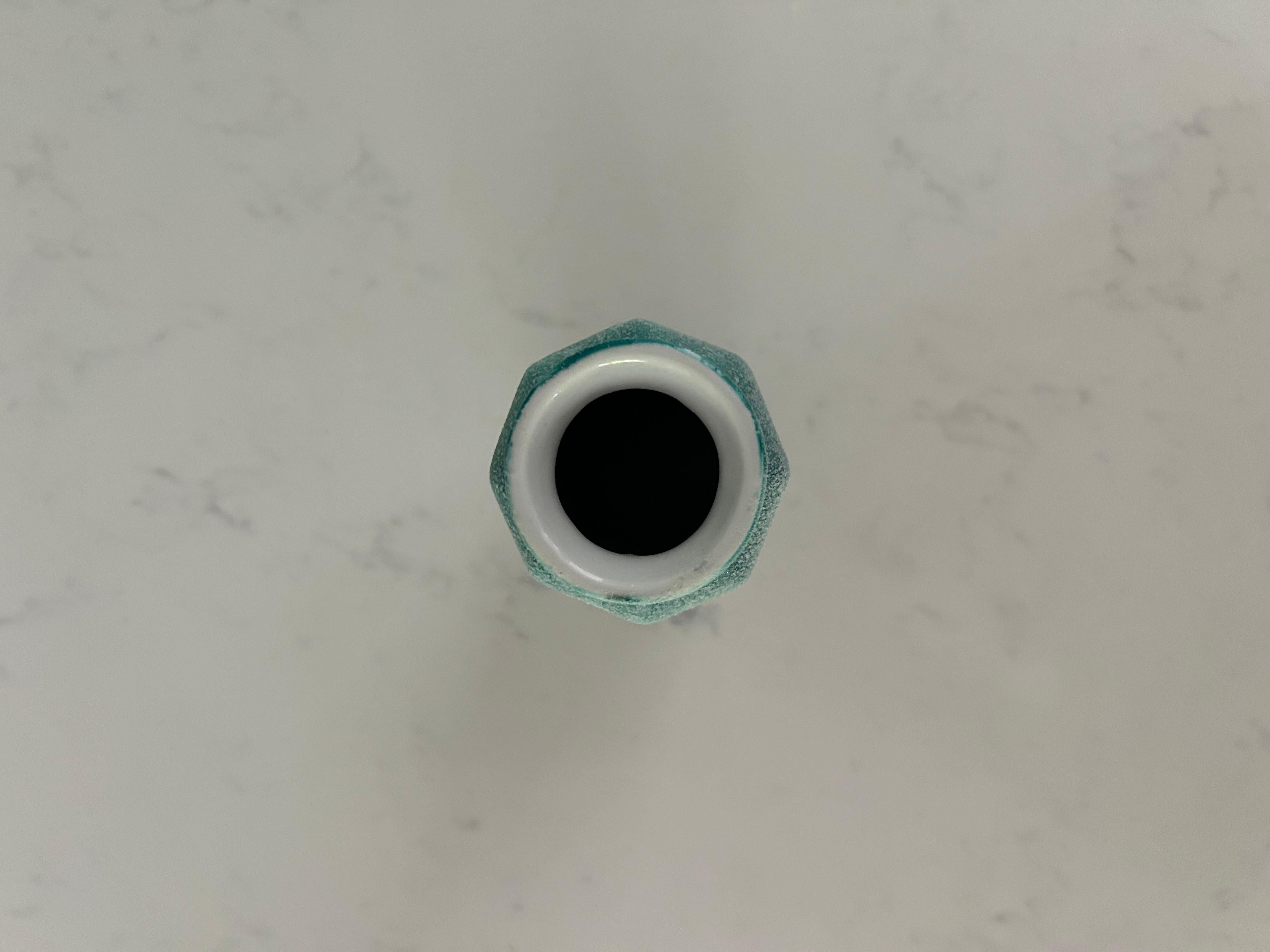Americano Vaso in ceramica strutturata con design floreale in vendita