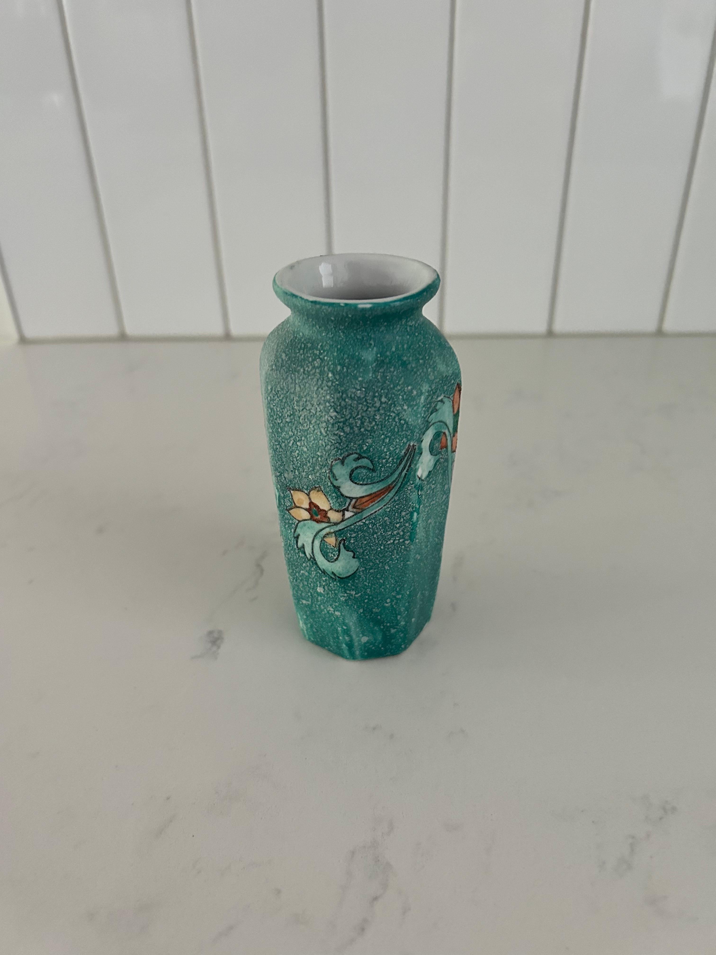 Vaso in ceramica strutturata con design floreale In condizioni buone in vendita a Medina, OH