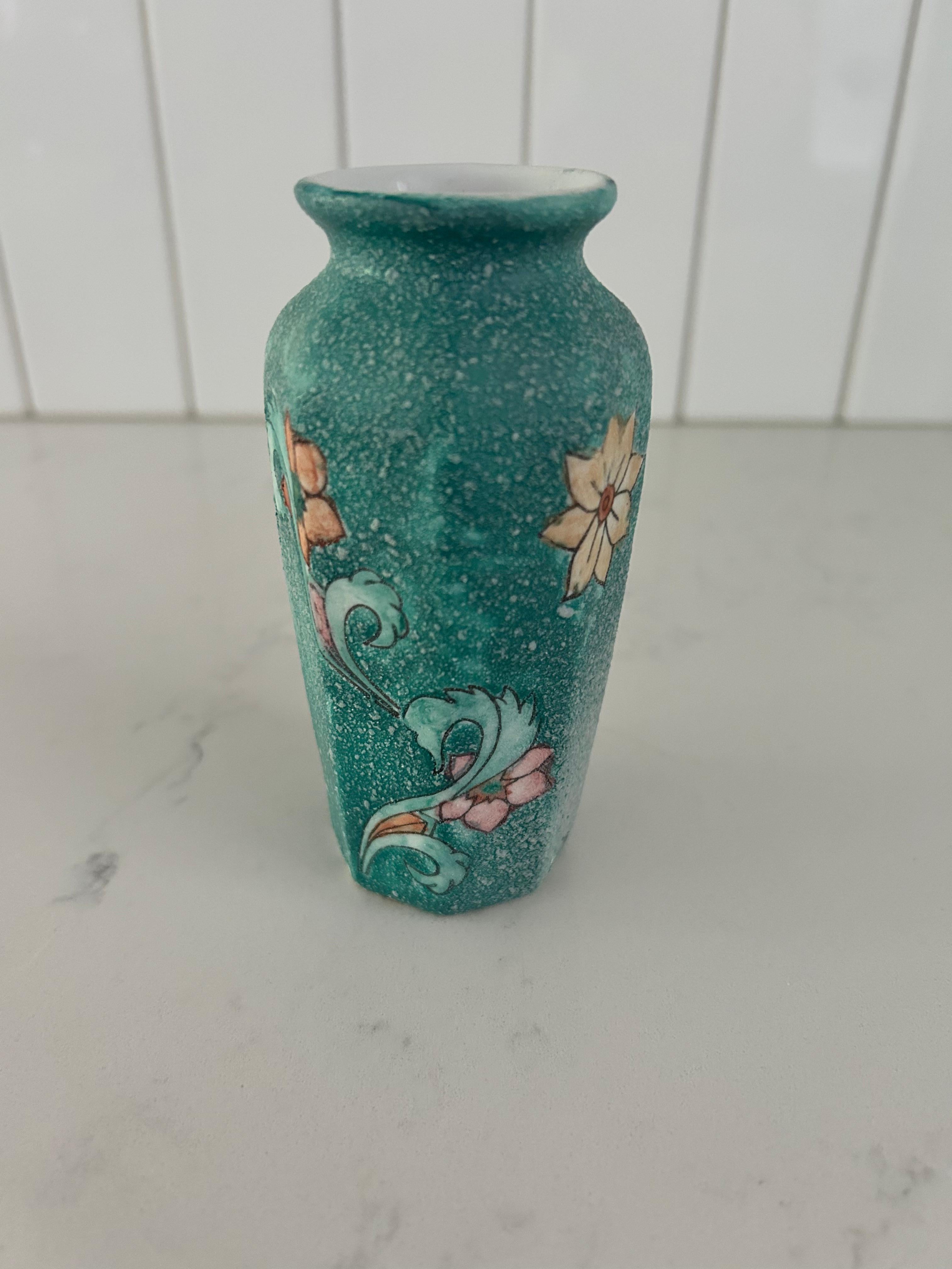 Fine XX secolo Vaso in ceramica strutturata con design floreale in vendita