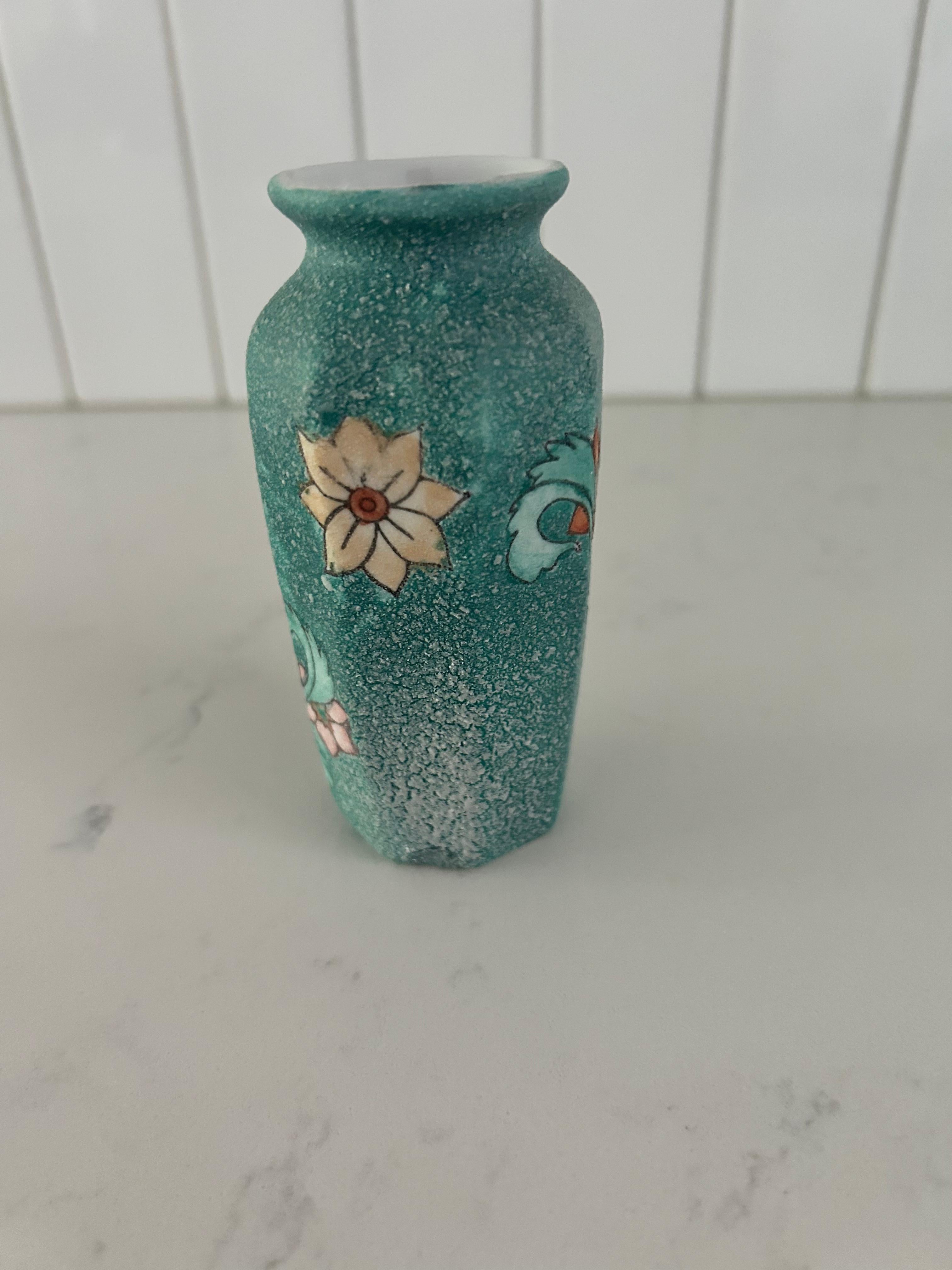 Ceramica Vaso in ceramica strutturata con design floreale in vendita