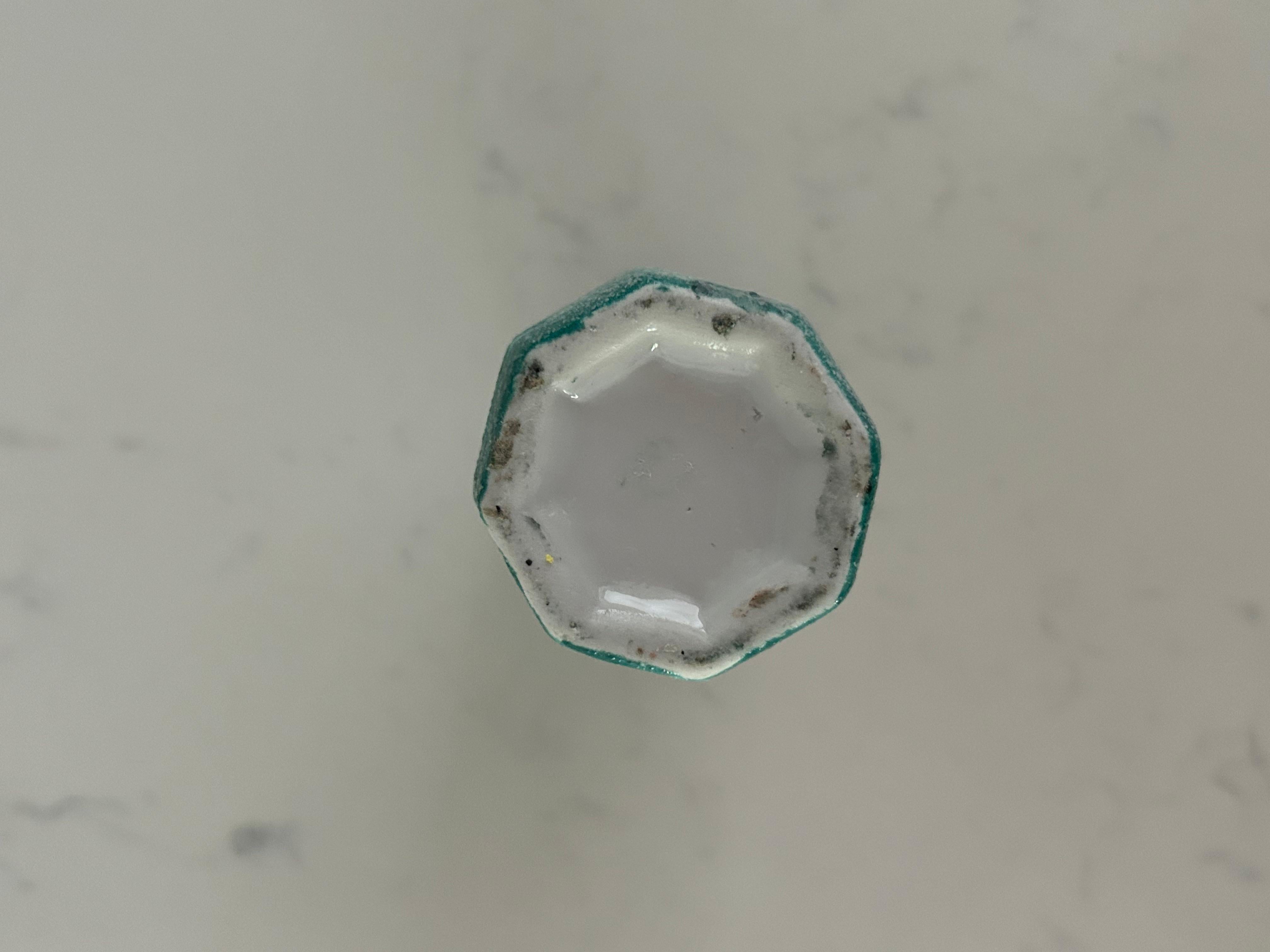 Vaso in ceramica strutturata con design floreale in vendita 1