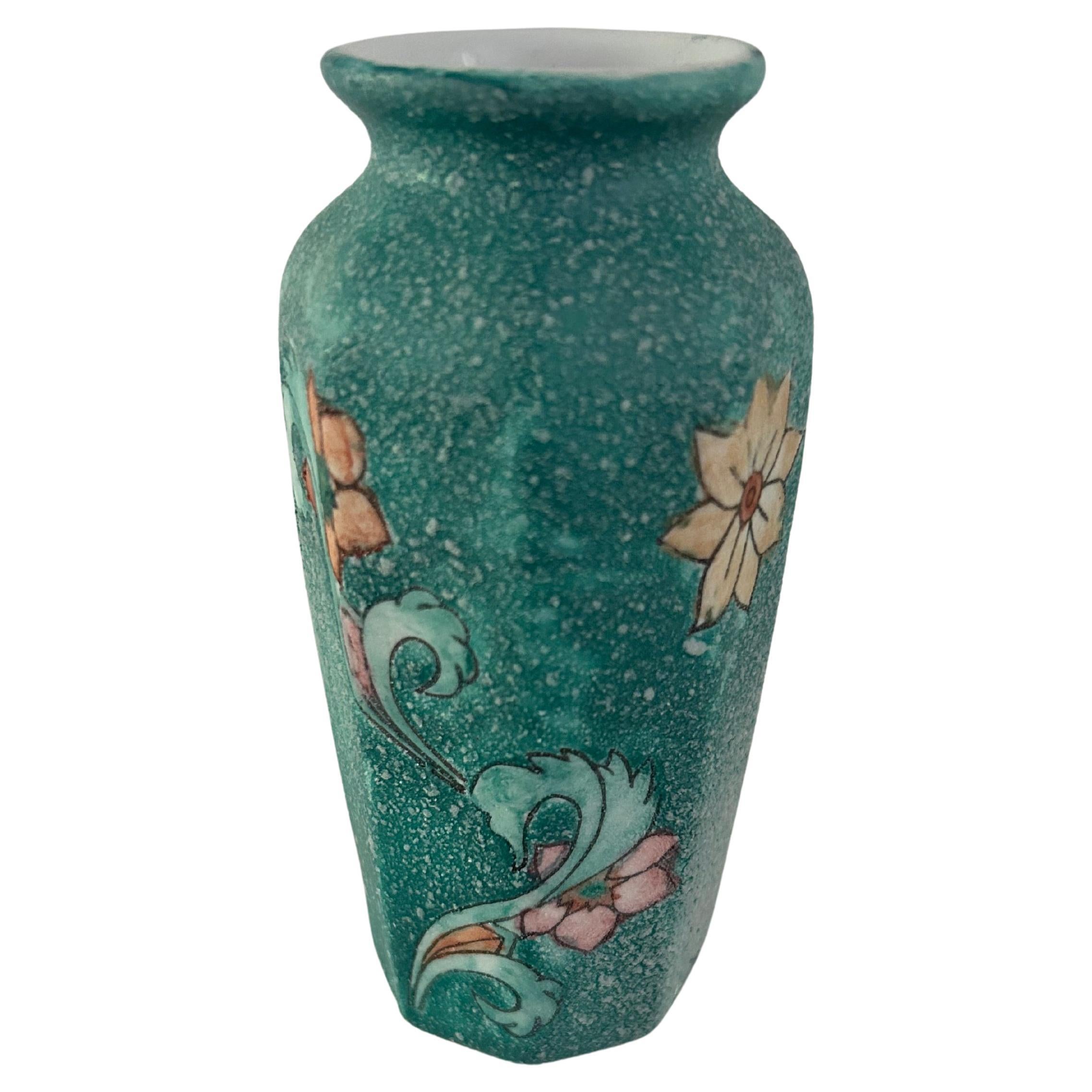 Vaso in ceramica strutturata con design floreale