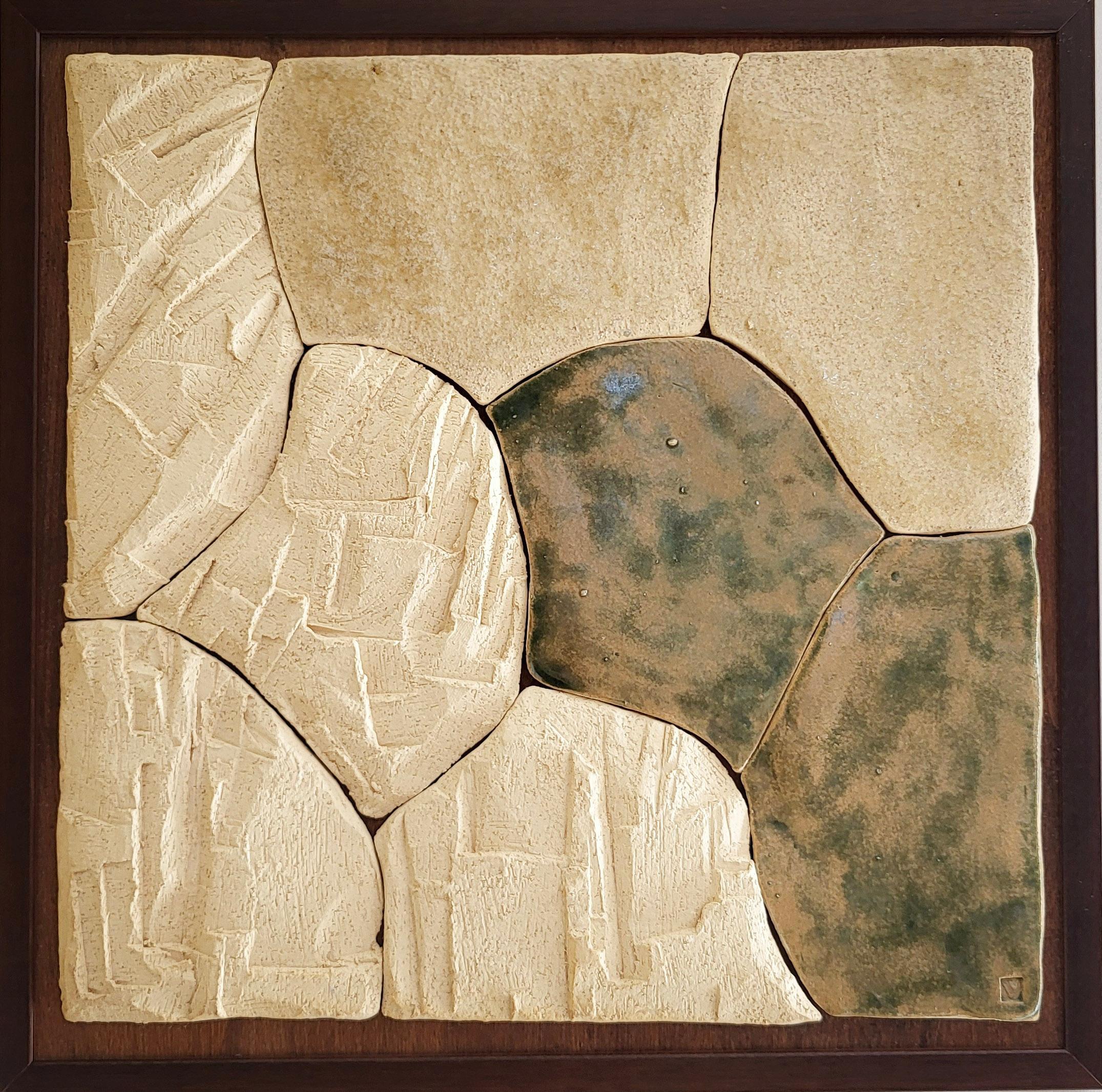 Texturierte Keramik-Wandskulptur auf Holzplatte - Fragmentierte Landschaft V (Organische Moderne) im Angebot