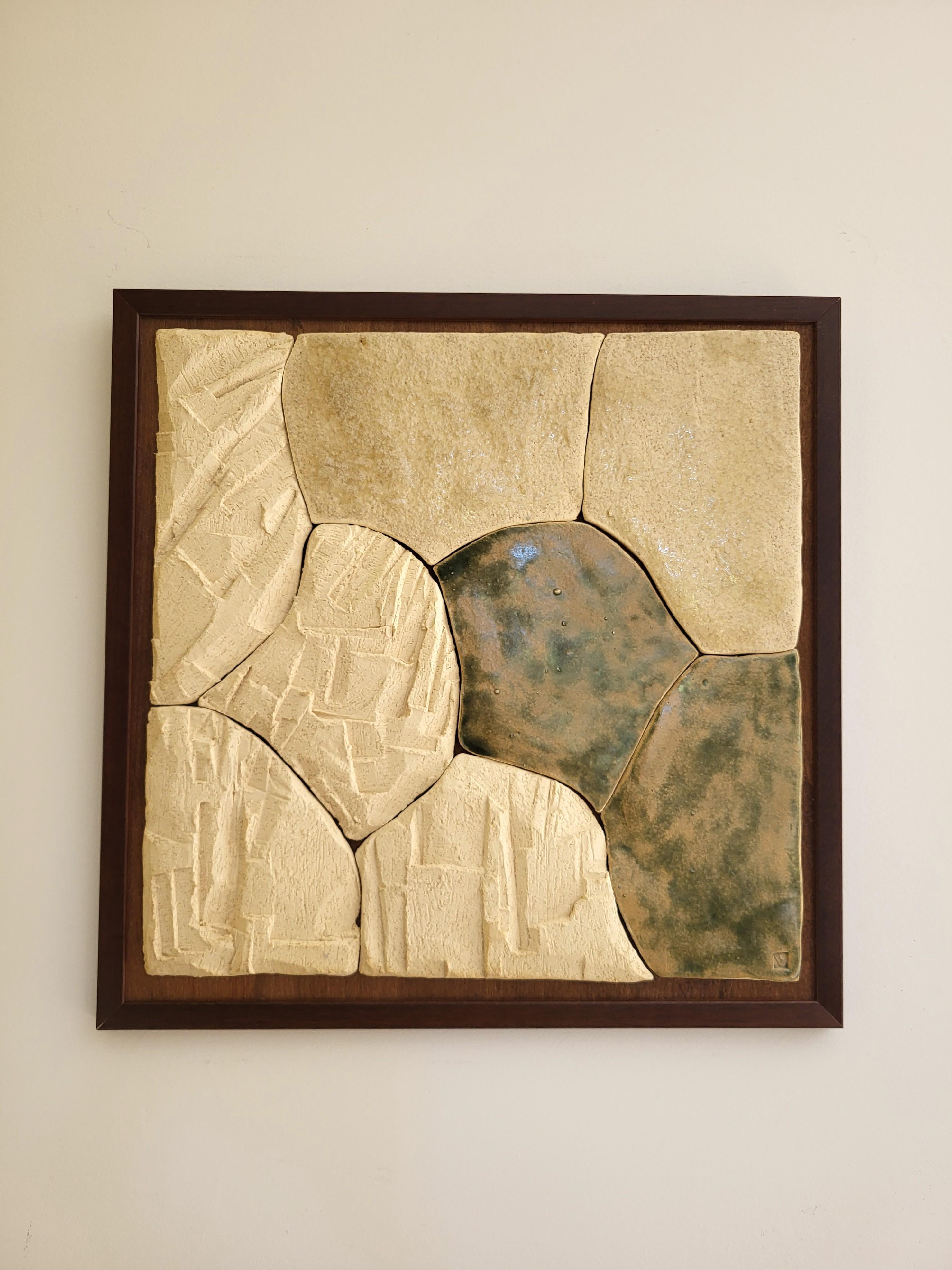 Texturierte Keramik-Wandskulptur auf Holzplatte - Fragmentierte Landschaft V (Französisch) im Angebot