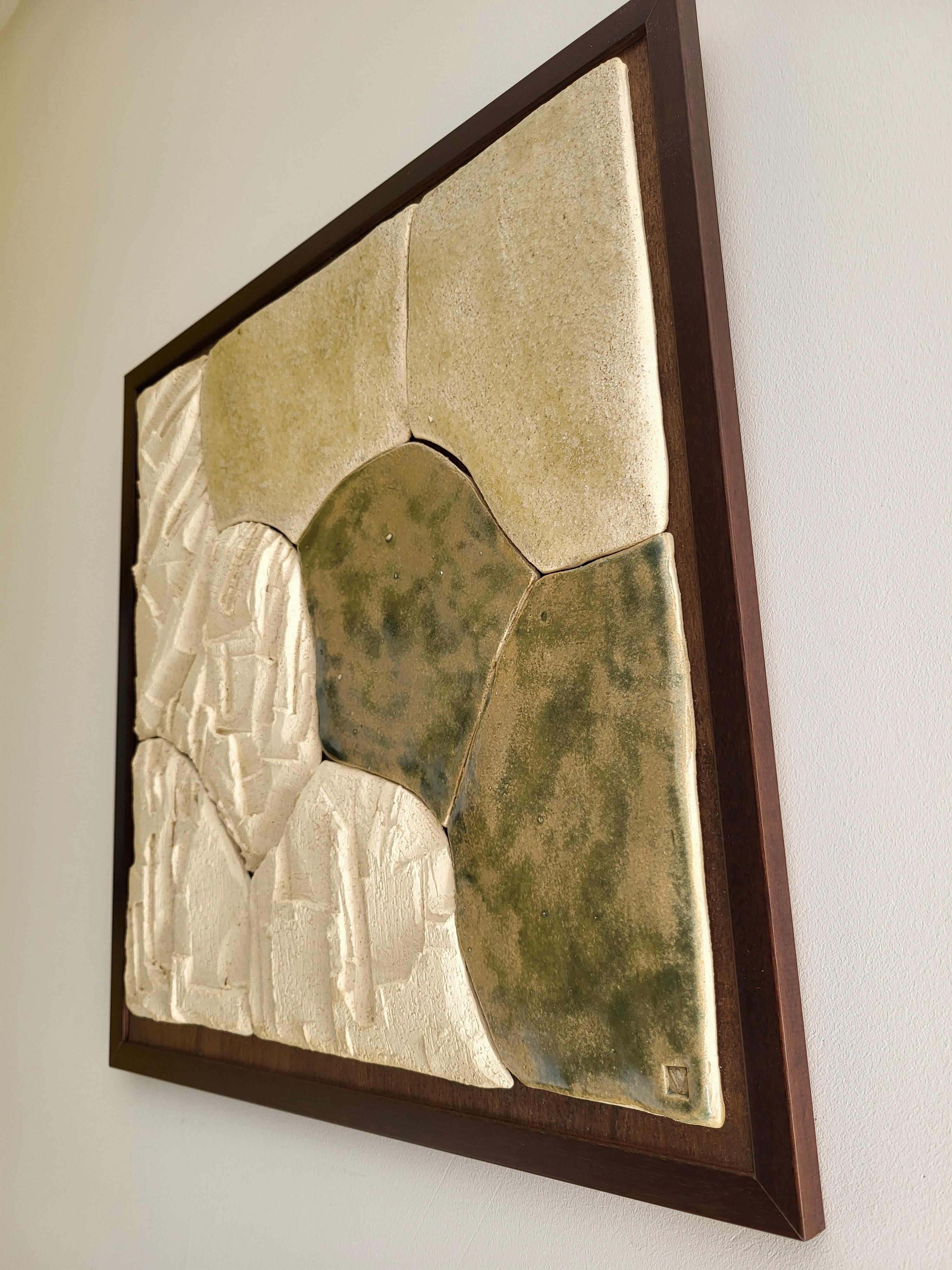 Texturierte Keramik-Wandskulptur auf Holzplatte - Fragmentierte Landschaft V im Zustand „Neu“ im Angebot in PRADES-LE-LEZ, FR