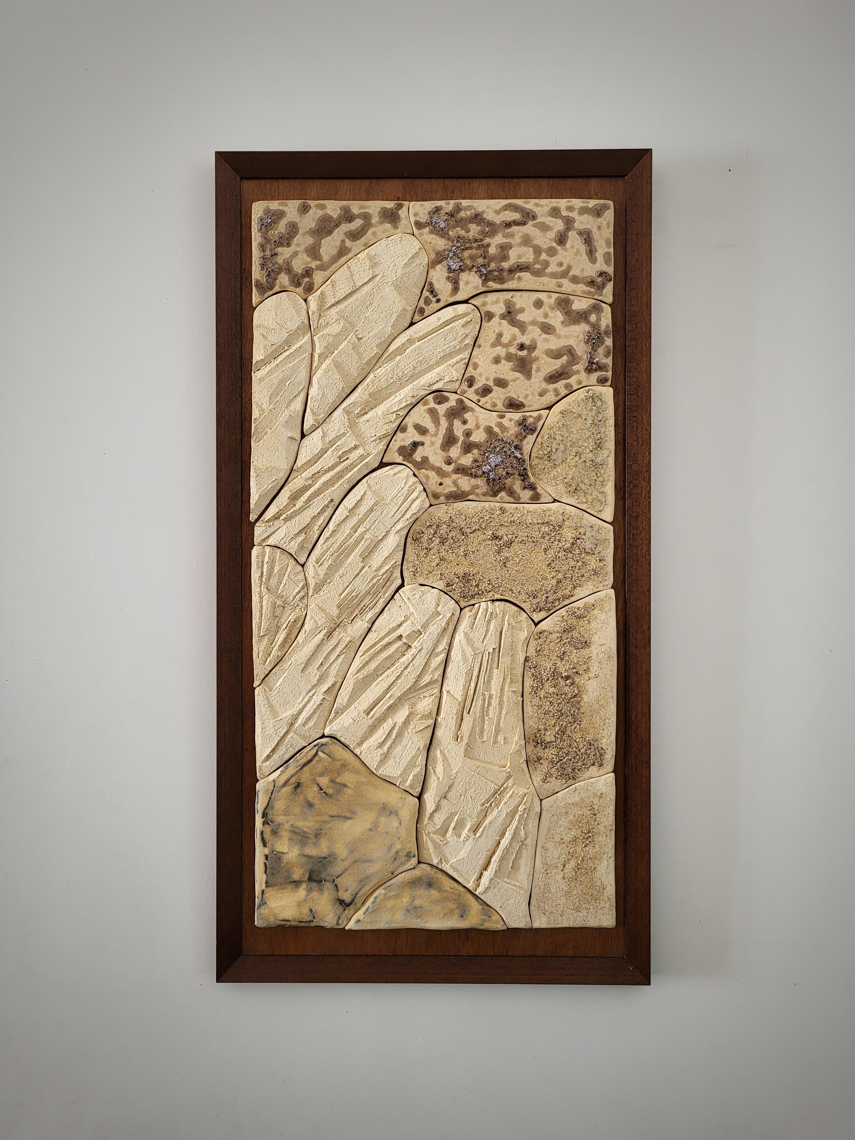 Fragmented Landscape VIII ist eine keramische Wandskulptur der französischen Künstlerin Audrey Vo Van, die aus handgefertigtem Schamotte-Steinzeug besteht und auf eine nussbaumfarbene Holzplatte montiert ist. Das Werk entfaltet sich als eine
