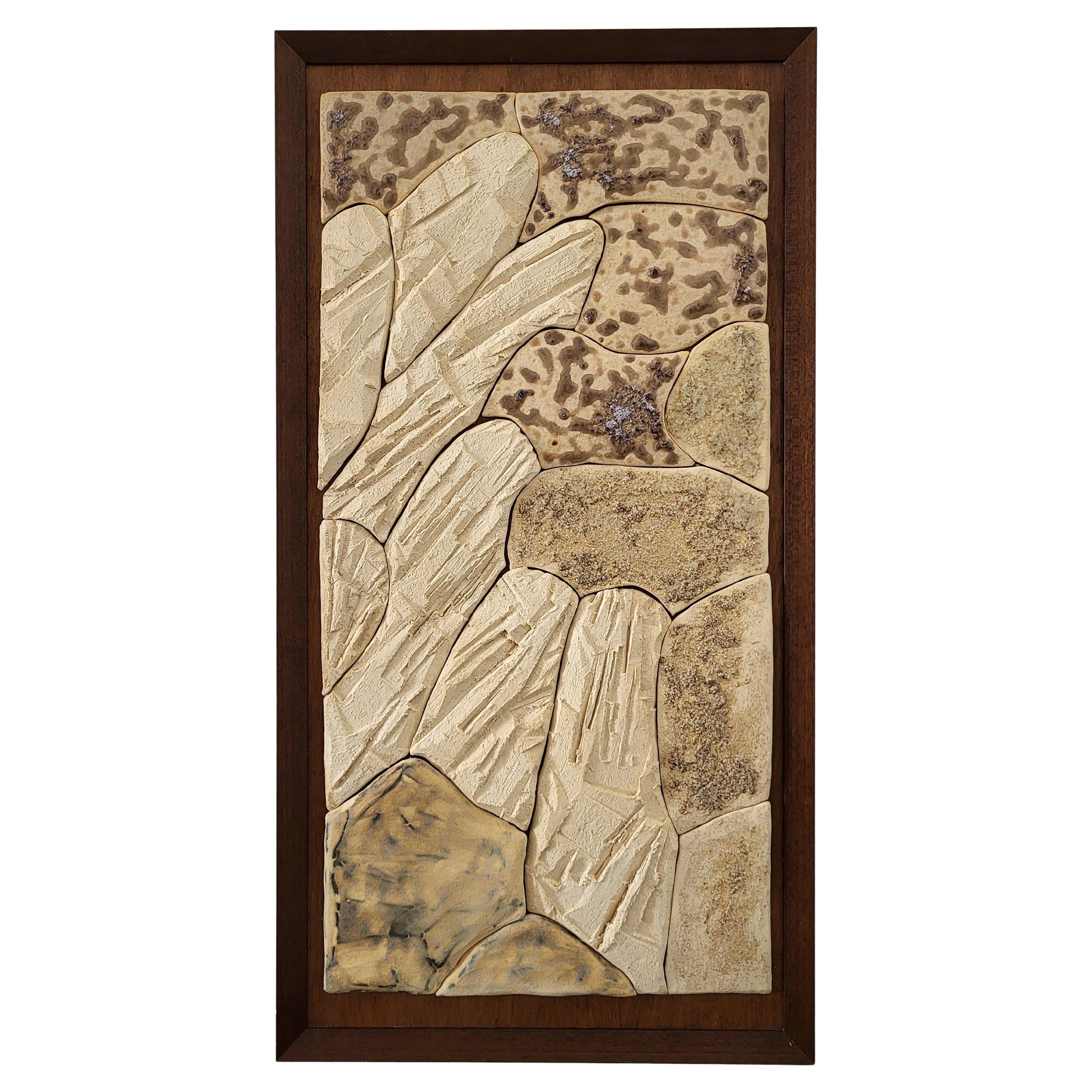 Texturierte Keramik-Wandskulptur auf Holzplatte - Fragmentierte Landschaft VIII im Angebot