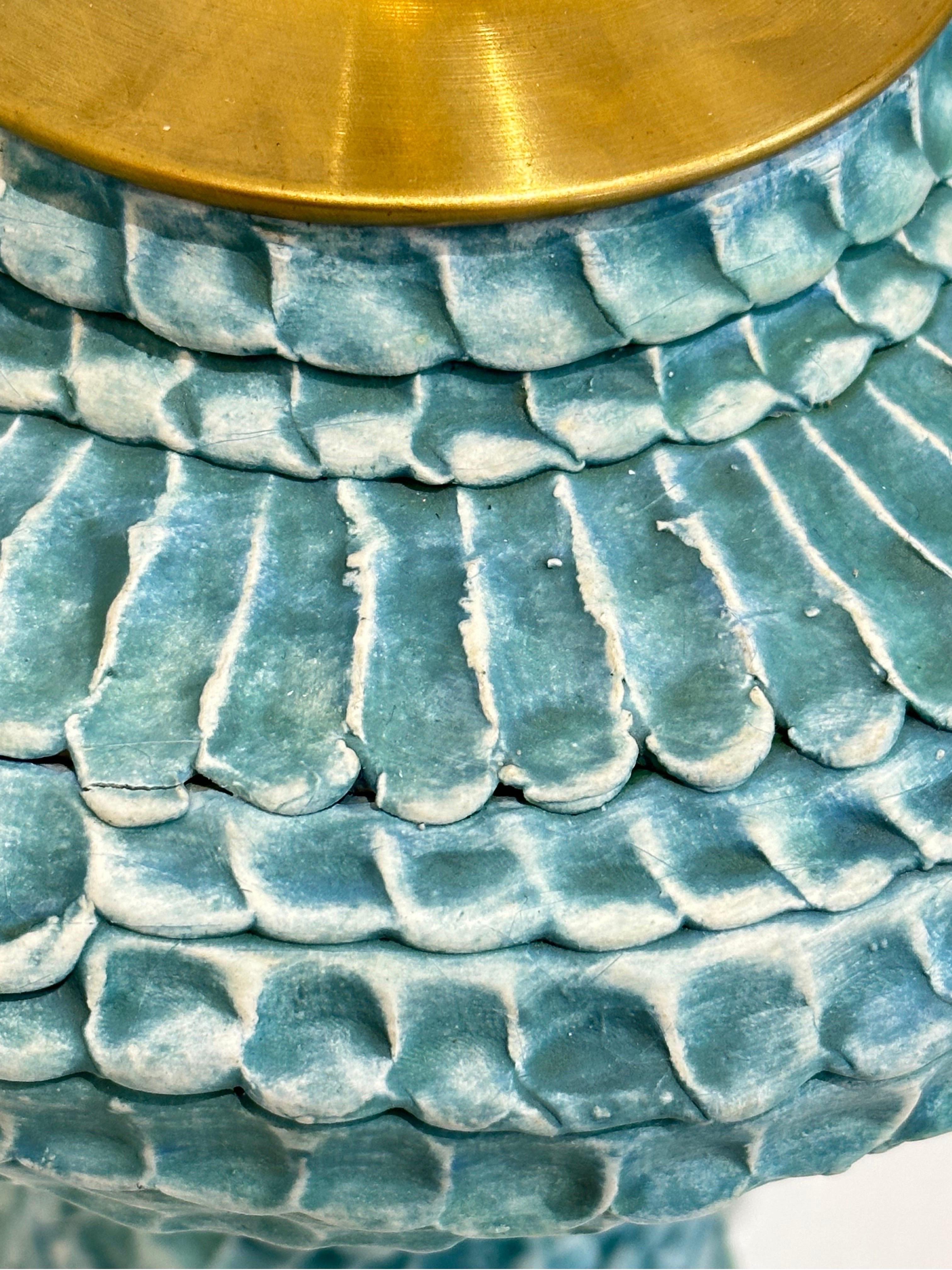 Klassisches strukturiertes Urnenlampenpaar aus Keramik in Türkis in Türkis im Zustand „Neu“ im Angebot in Charlottesville, VA