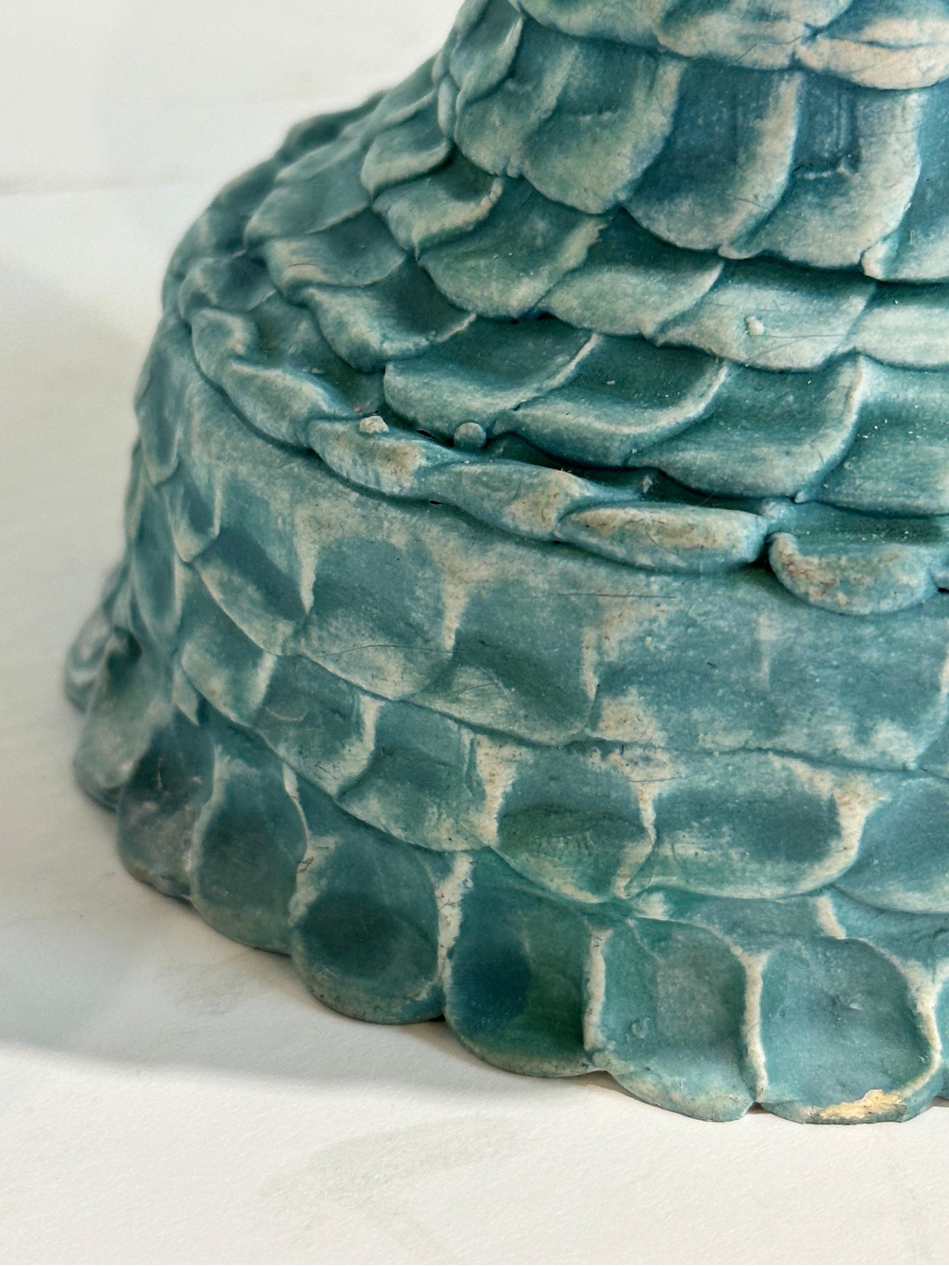 Laiton Paire de lampes urne classiques en céramique texturée turquoise en vente