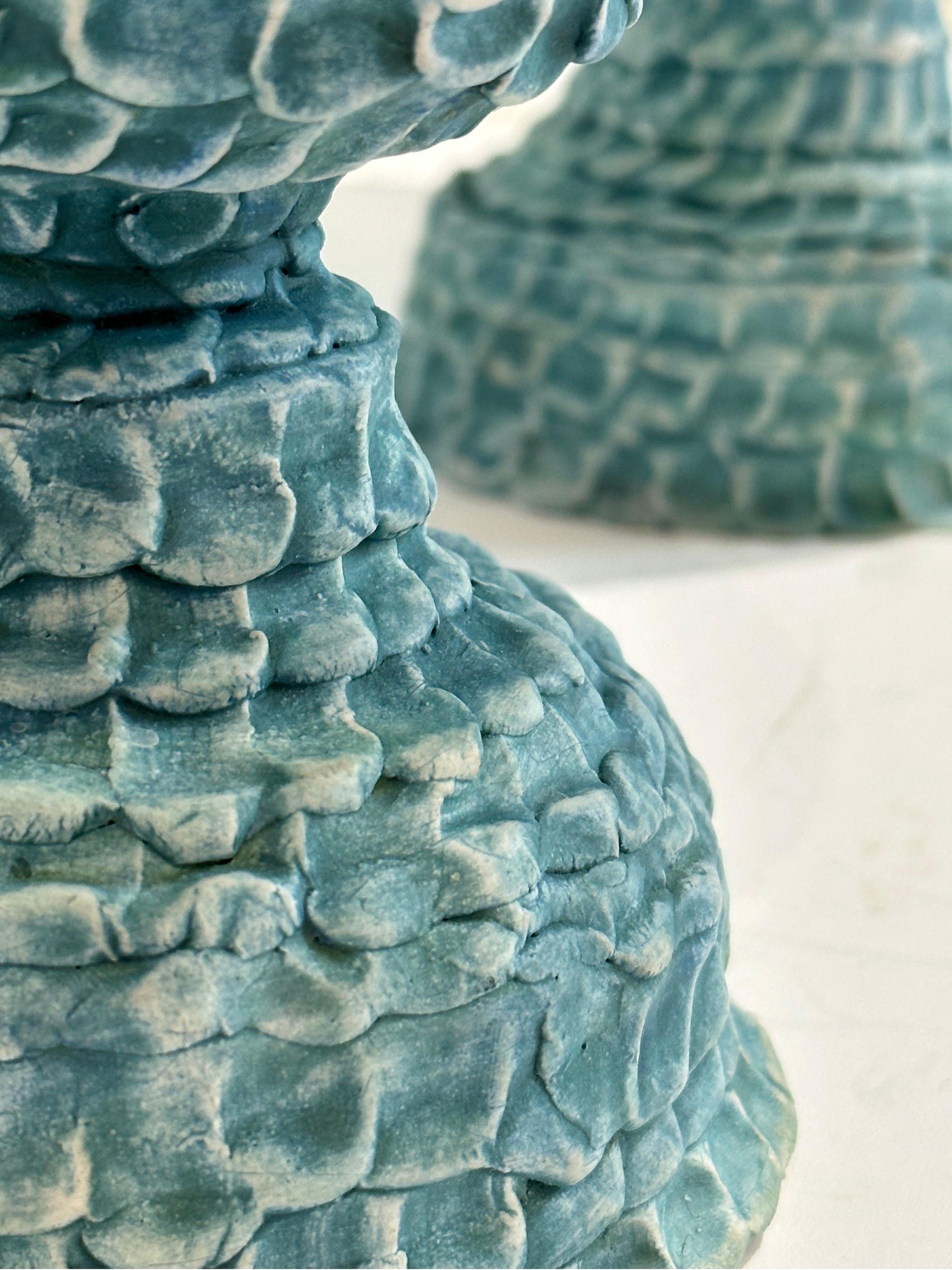 Paire de lampes urne classiques en céramique texturée turquoise en vente 1