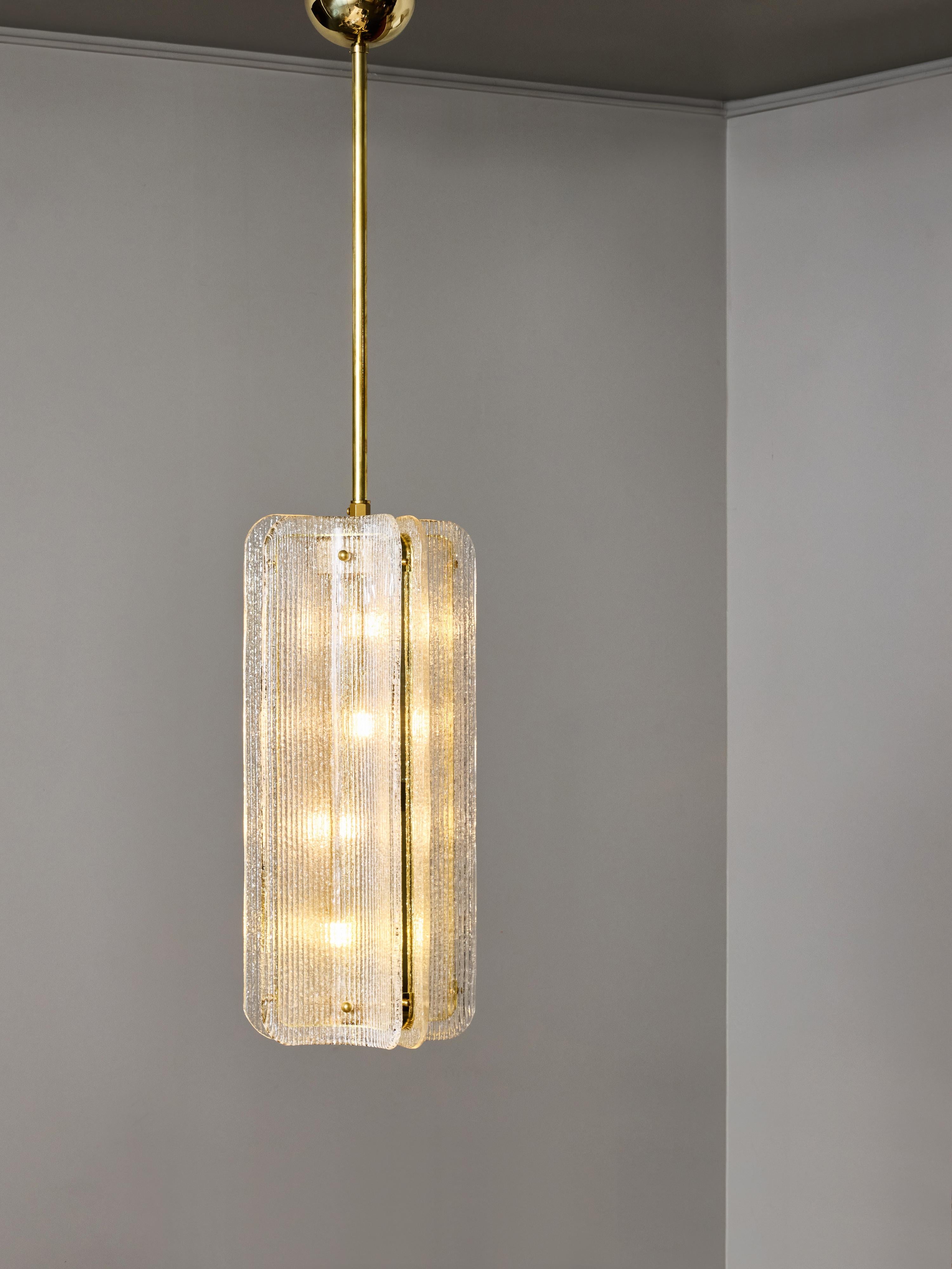 Colgante de cristal de Murano transparente texturado y latón Moderno en venta