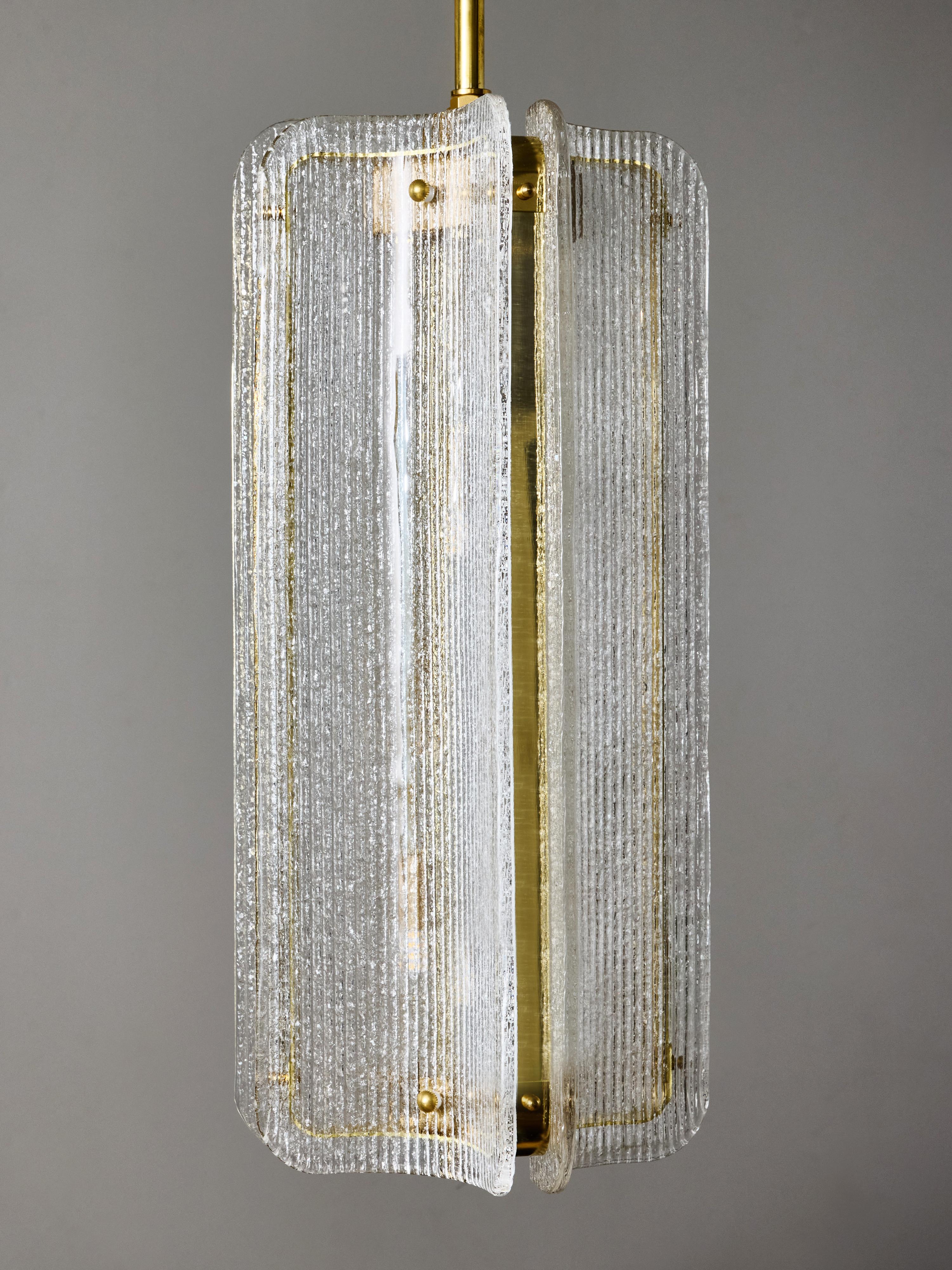 Colgante de cristal de Murano transparente texturado y latón Italiano en venta