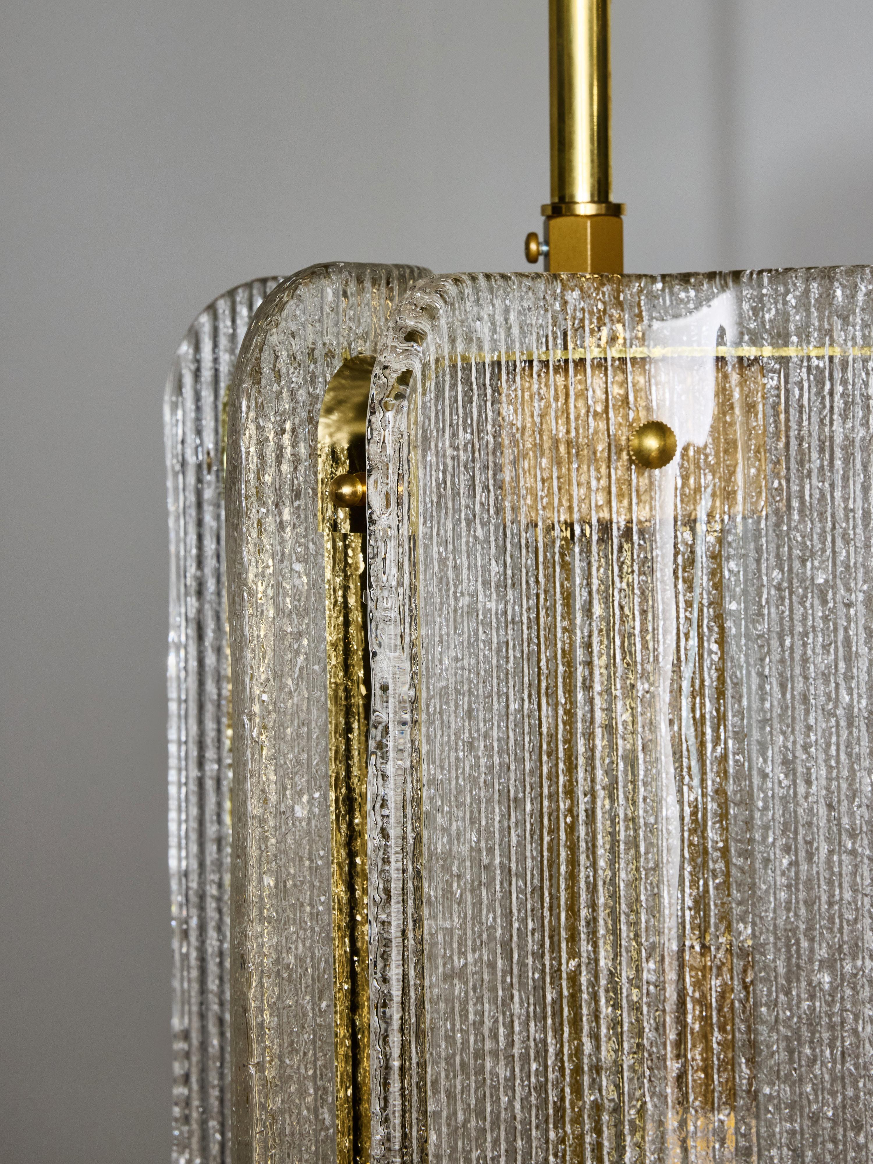 Colgante de cristal de Murano transparente texturado y latón Latón en venta