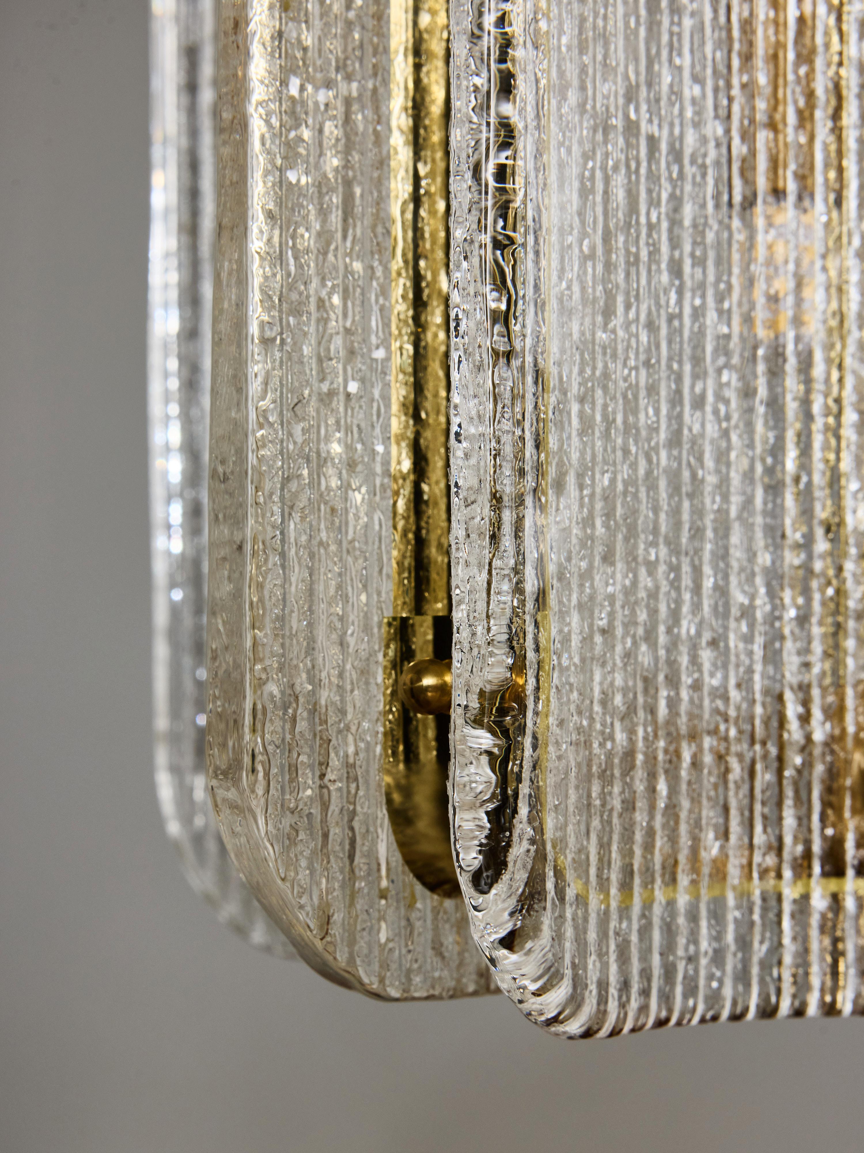 Colgante de cristal de Murano transparente texturado y latón en venta 2